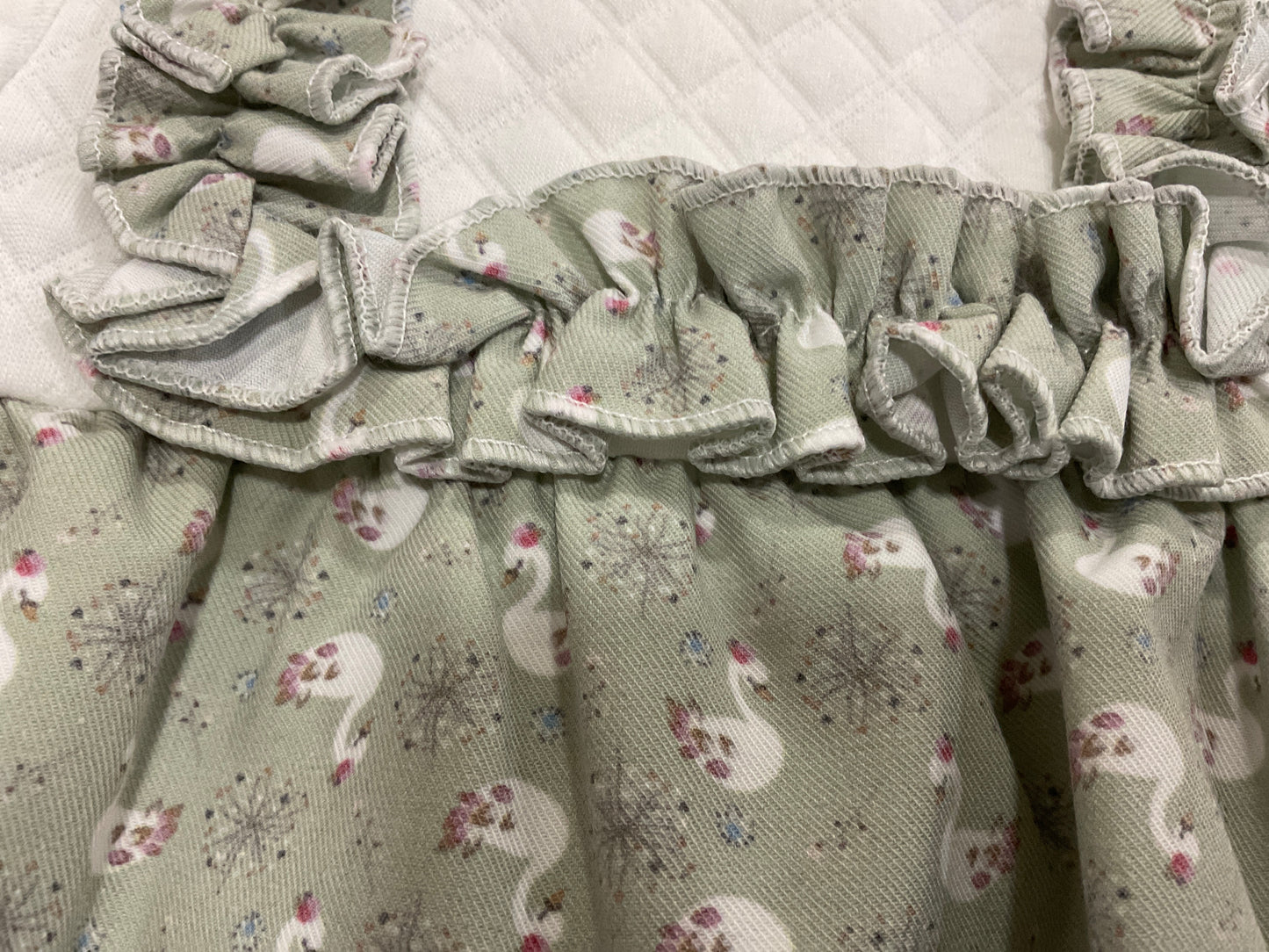 Jesusito bebé con gansos - Baby Ferr - Detalle 2 - Moda Infantil Chicle