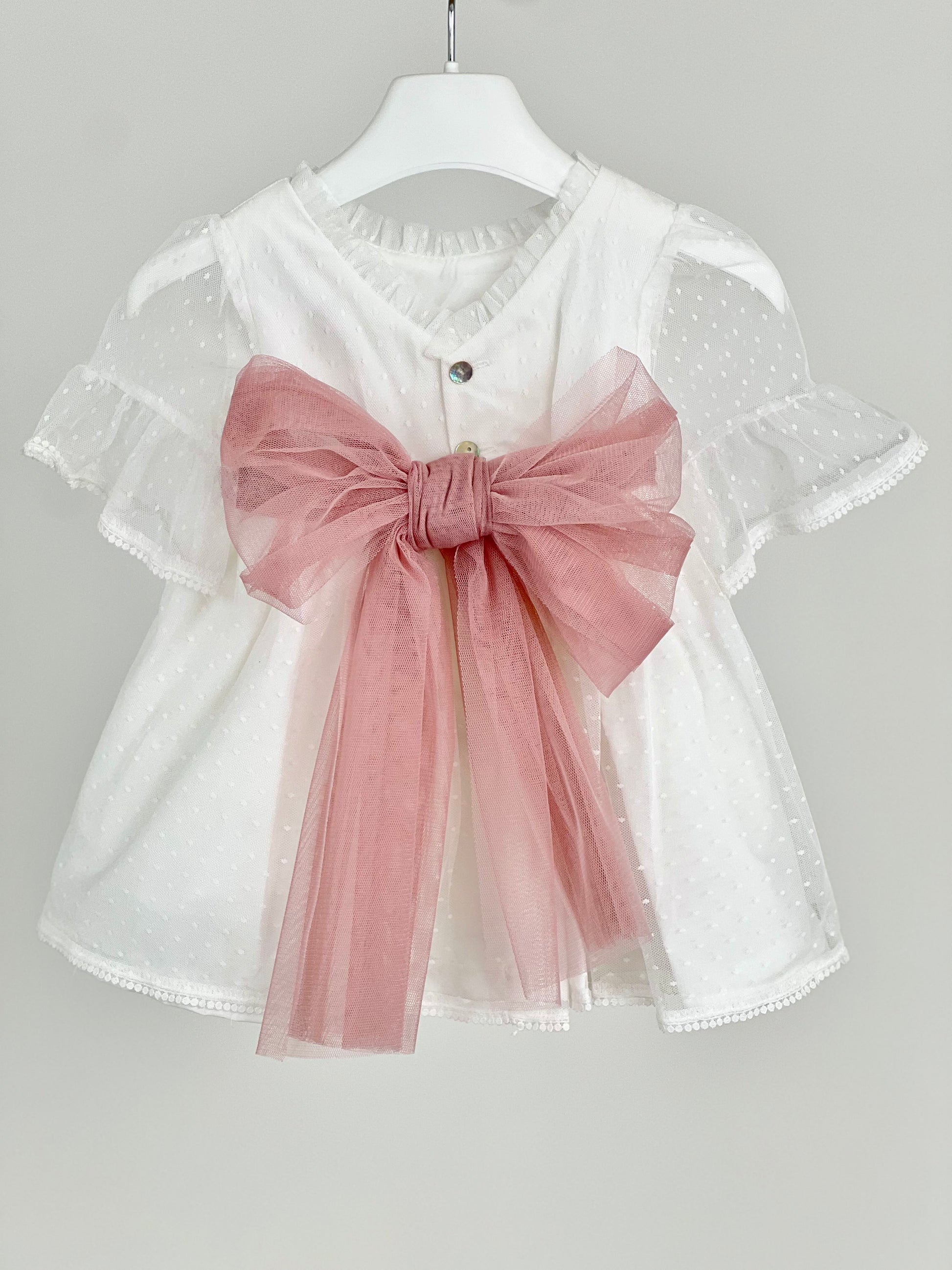 Jesusito con fajín de tul en rosa maquillaje - Coco Acqua 2025 - Detalle 3 - Moda Infantil Chicle