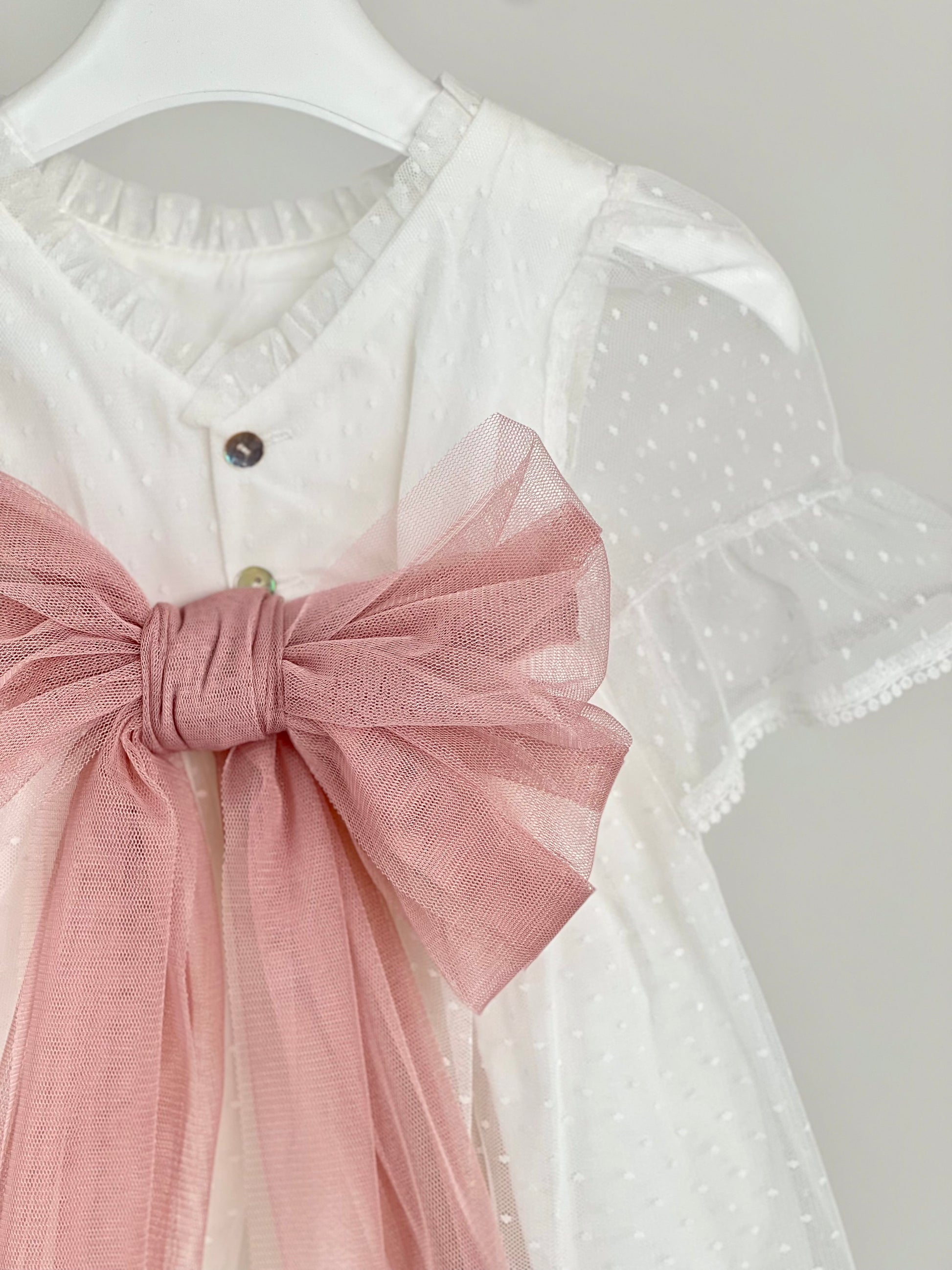 Jesusito con fajín de tul en rosa maquillaje - Coco Acqua 2025 - Detalle 4 - Moda Infantil Chicle