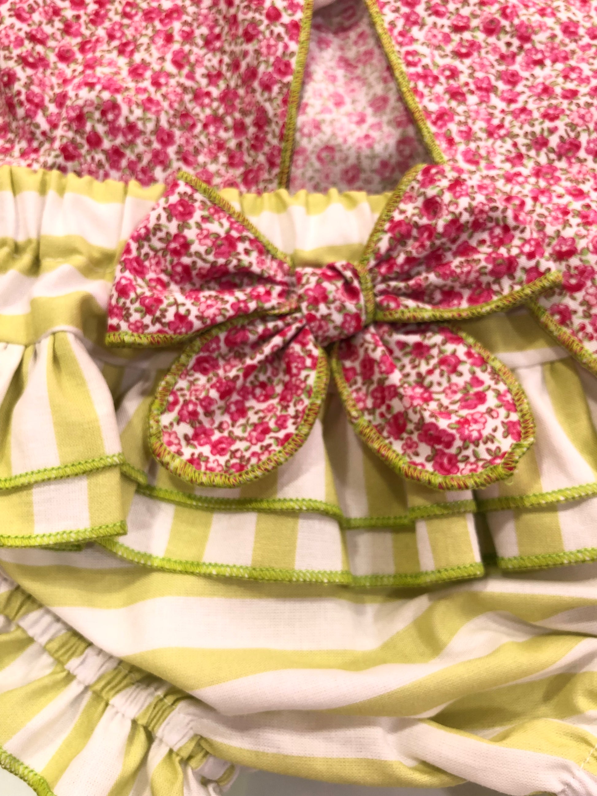 Jesusito en tonos pistacho y fucsia - Cuka verano 2024 - Detalle 2 - Moda Infantil Chicle