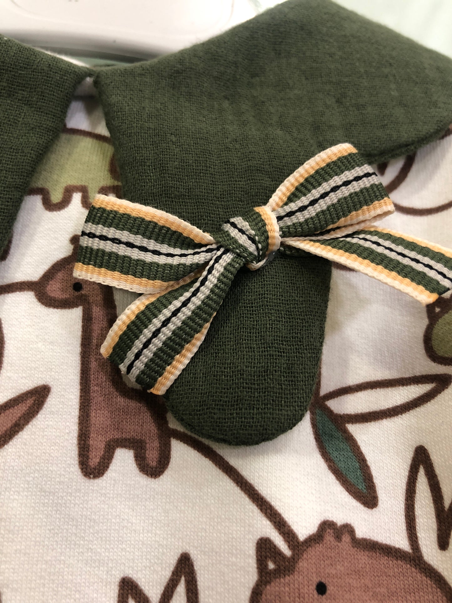 Jesusito en verdes - Basmarti invierno 2024 - Detalle 3 - Moda Infantil Chicle