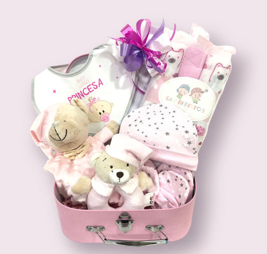 Maletita con productos de bebé en rosa - Frontal - Moda Infantil Chicle