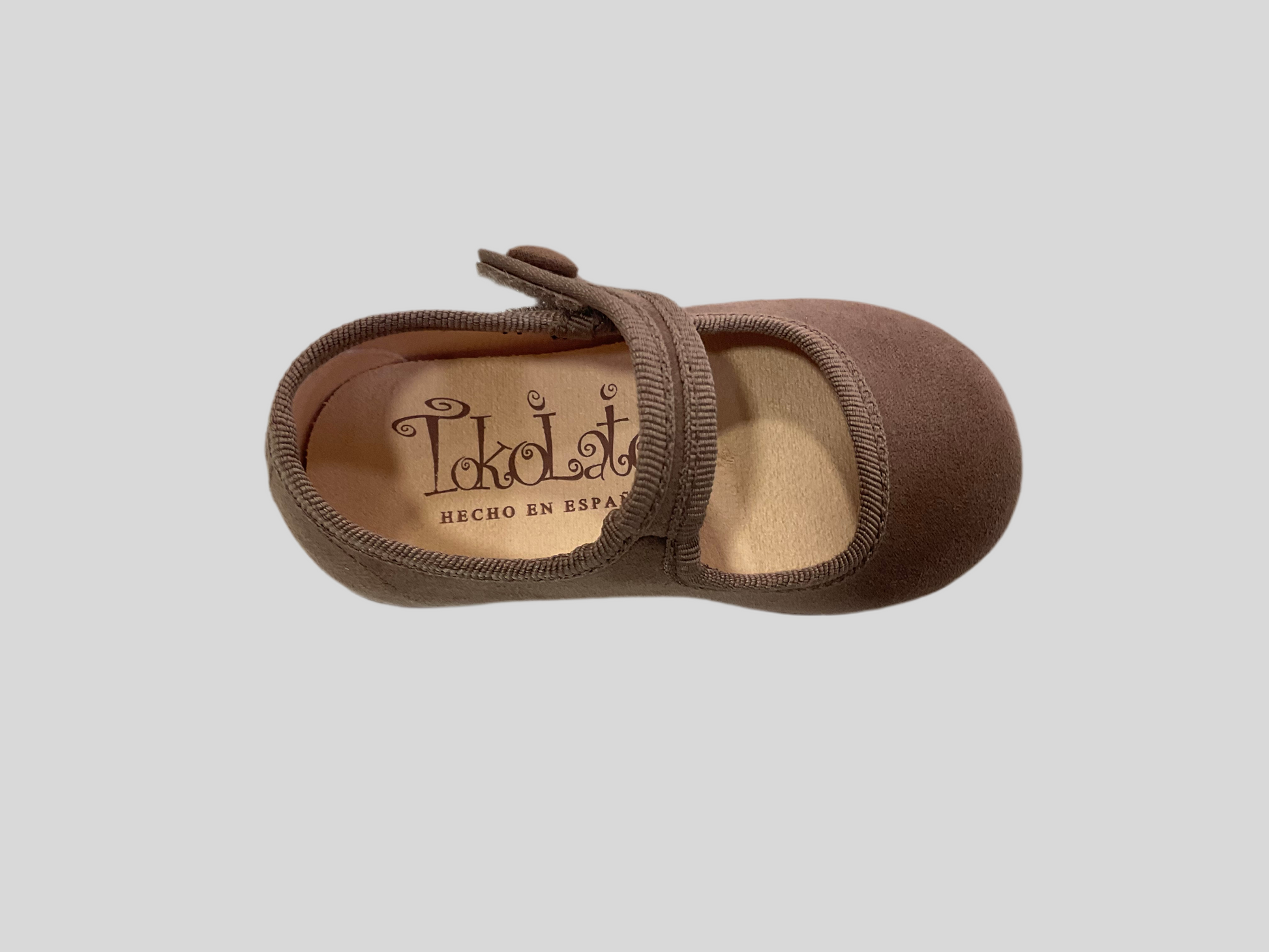 Merceditas Serratex botón de niña Taupe - Tokolate - Detalle 1 - Moda Infantil Chicle
