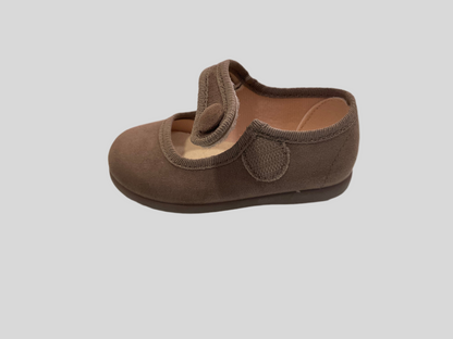 Merceditas Serratex botón de niña Taupe - Tokolate - Detalle 3 - Moda Infantil Chicle