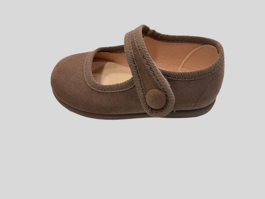 Merceditas Serratex botón de niña Taupe - Tokolate - Frontal - Moda Infantil Chicle