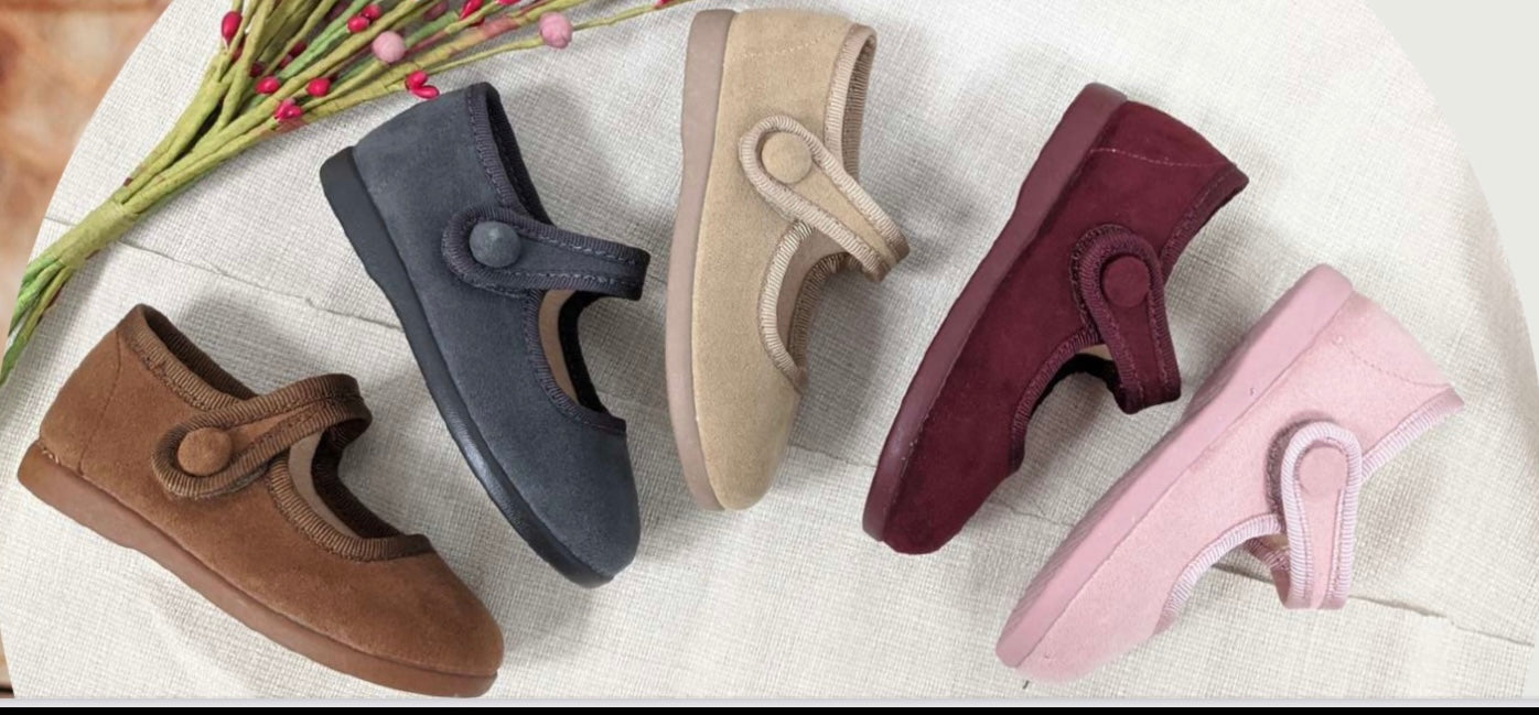 Merceditas terciopelo botón de niña Burdeos - Tokolate - Detalle 4 - Moda Infantil Chicle