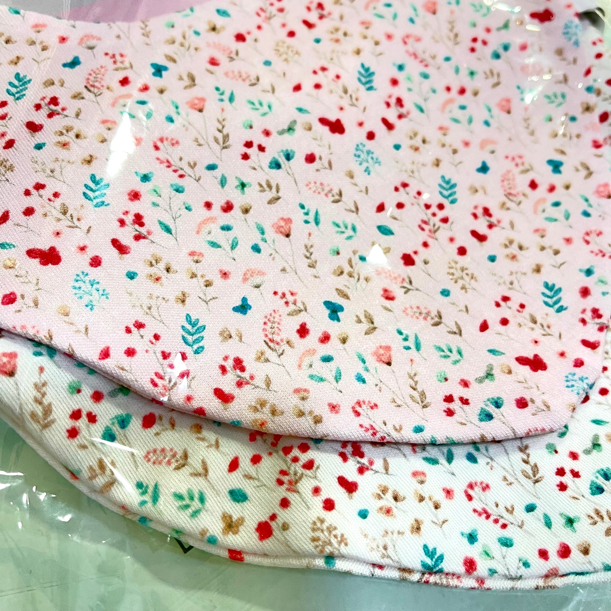 Pack 2 baberos impermeables de bamb� p�talos - Interbaby - Detalle 1 - Moda Infantil Chicle