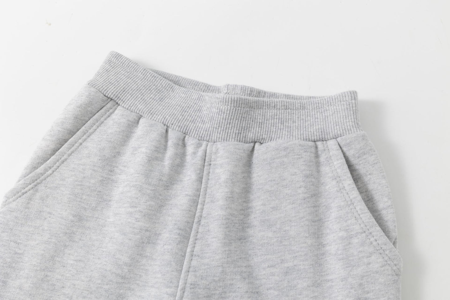 Pantalón chándal niño en gris - Newness invierno - Detalle 2 - Moda Infantil Chicle