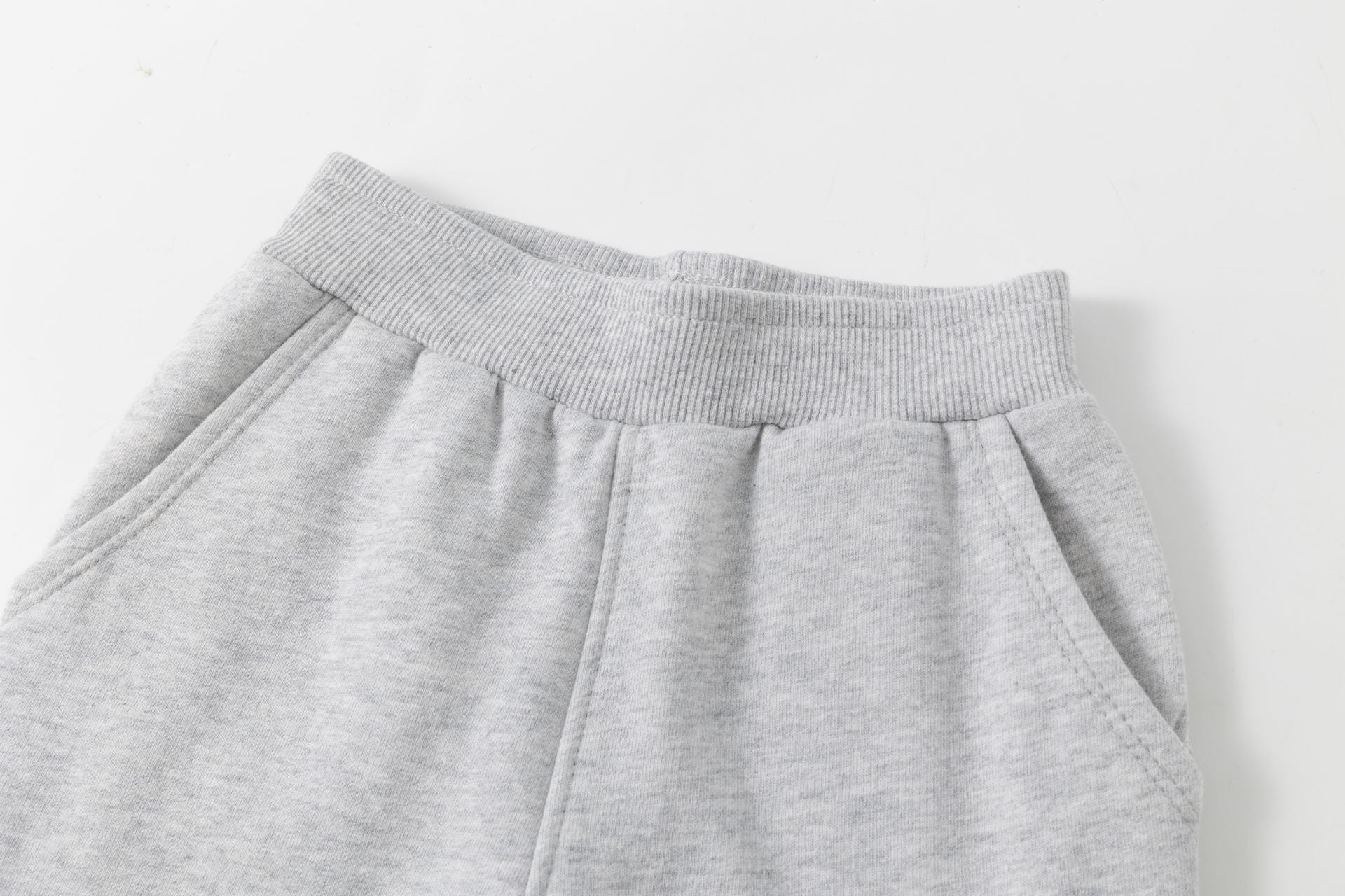 Pantalón chándal niño en gris - Newness invierno - Detalle 2 - Moda Infantil Chicle