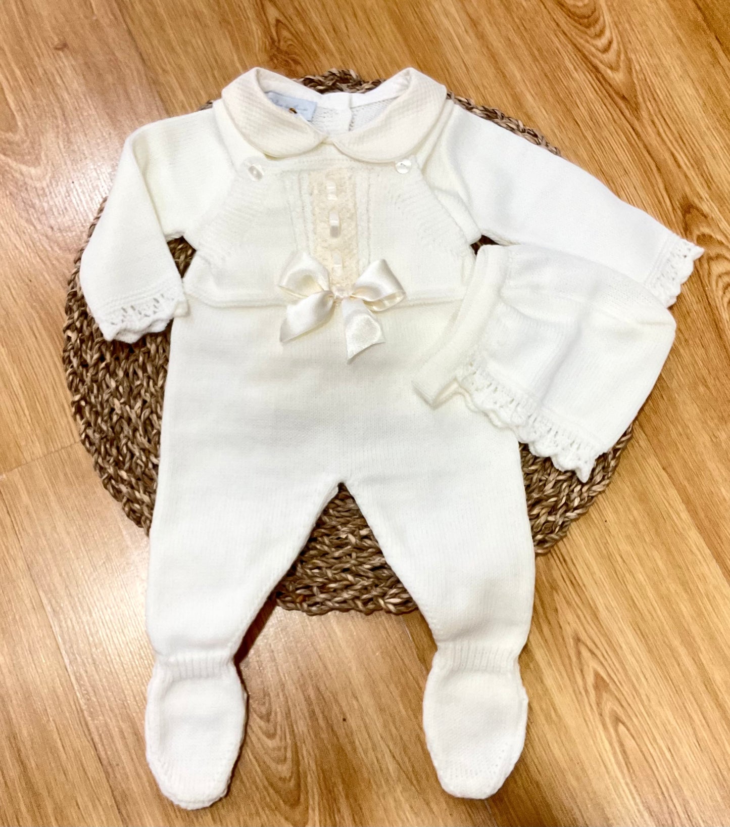 Peto de lana 3 piezas en beige - Dulce de Fresa - Frontal - Moda Infantil Chicle