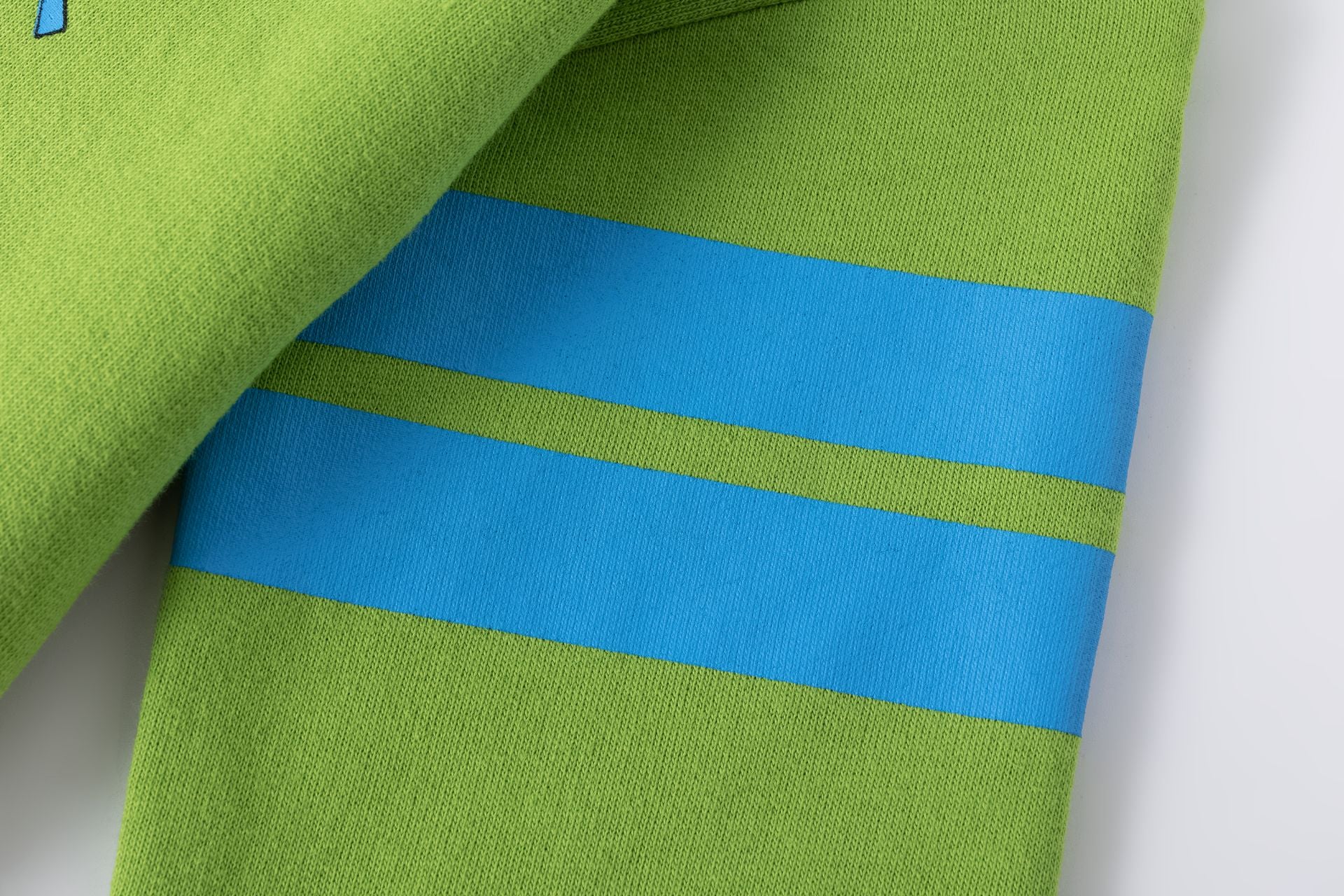 Sudadera bebé en pistacho con robot azul - Newness invierno 2024 - Detalle 3 - Moda Infantil Chicle