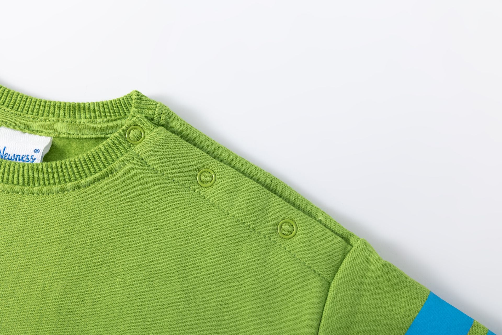 Sudadera bebé en pistacho con robot azul - Newness invierno 2024 - Detalle 4 - Moda Infantil Chicle