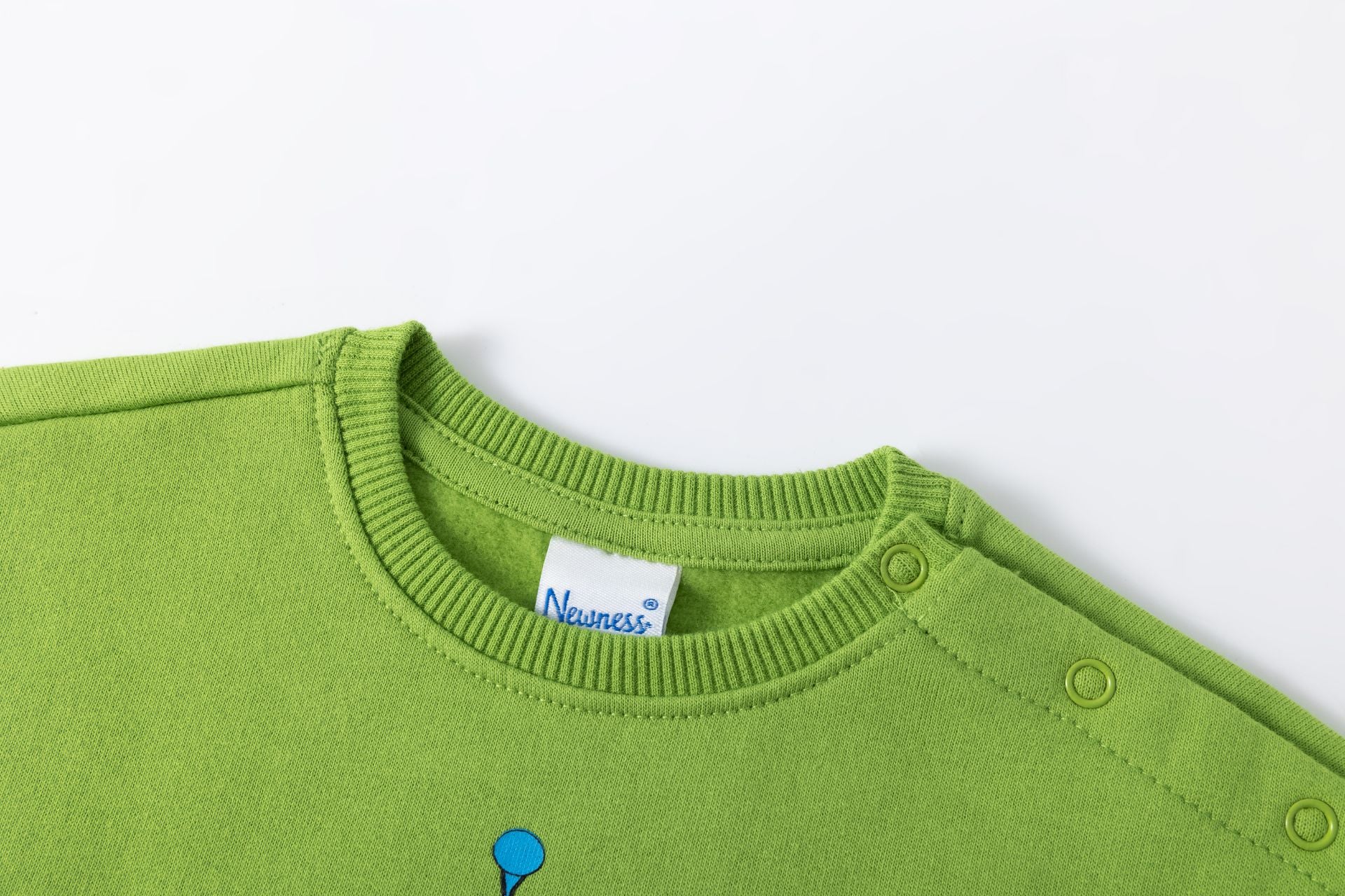 Sudadera bebé en pistacho con robot azul - Newness invierno 2024 - Detalle 5 - Moda Infantil Chicle