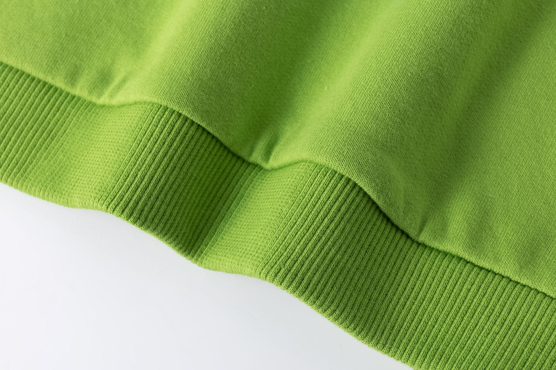 Sudadera bebé en pistacho con robot azul - Newness invierno 2024 - Detalle 6 - Moda Infantil Chicle