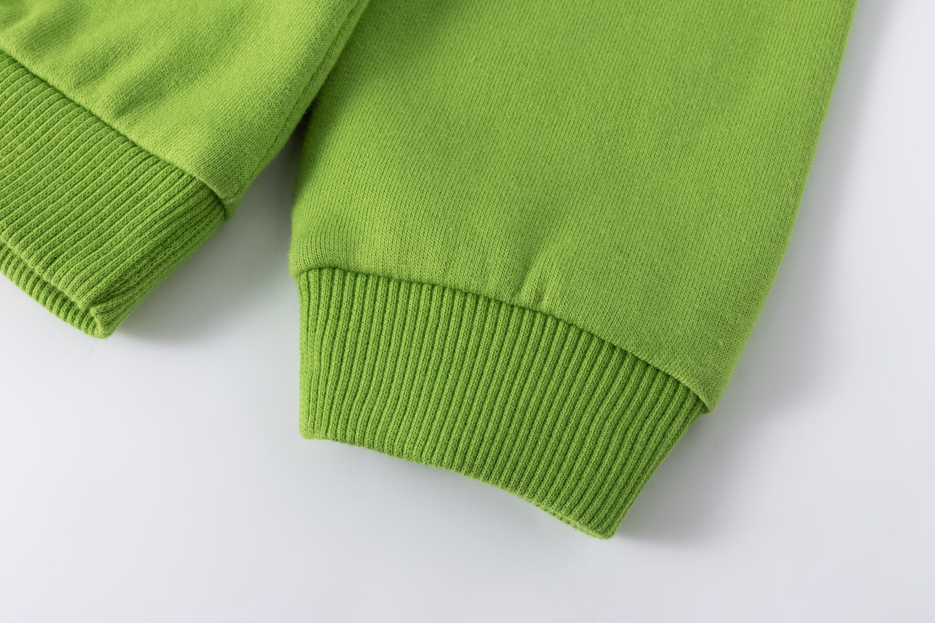 Sudadera bebé en pistacho con robot azul - Newness invierno 2024 - Detalle 7 - Moda Infantil Chicle