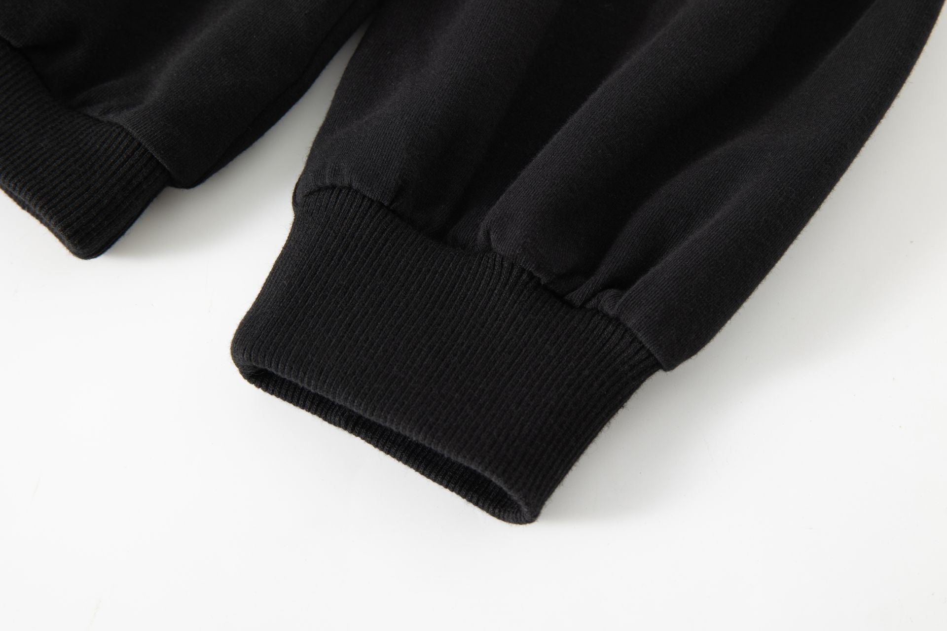 Sudadera niña en negra - Newness invierno 2024 - Detalle 5 - Moda Infantil Chicle