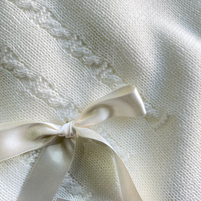 Toquilla lana bebé con puntilla y pasacintas - Detalle 2 - Moda Infantil Chicle