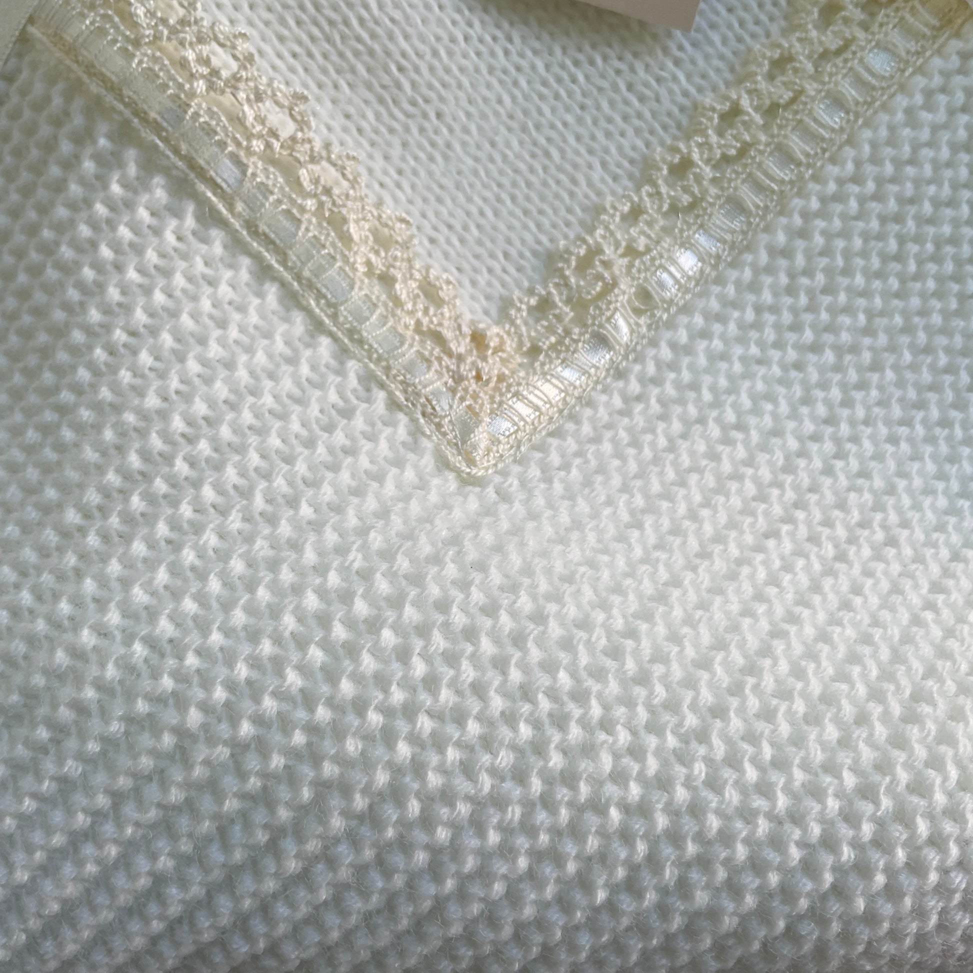 Toquilla lana bebé con puntilla y pasacintas - Detalle 3 - Moda Infantil Chicle