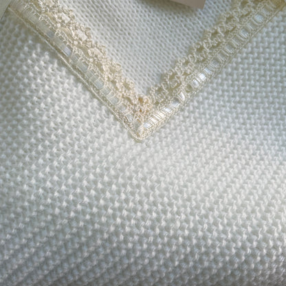 Toquilla lana bebé con puntilla y pasacintas - Detalle 3 - Moda Infantil Chicle