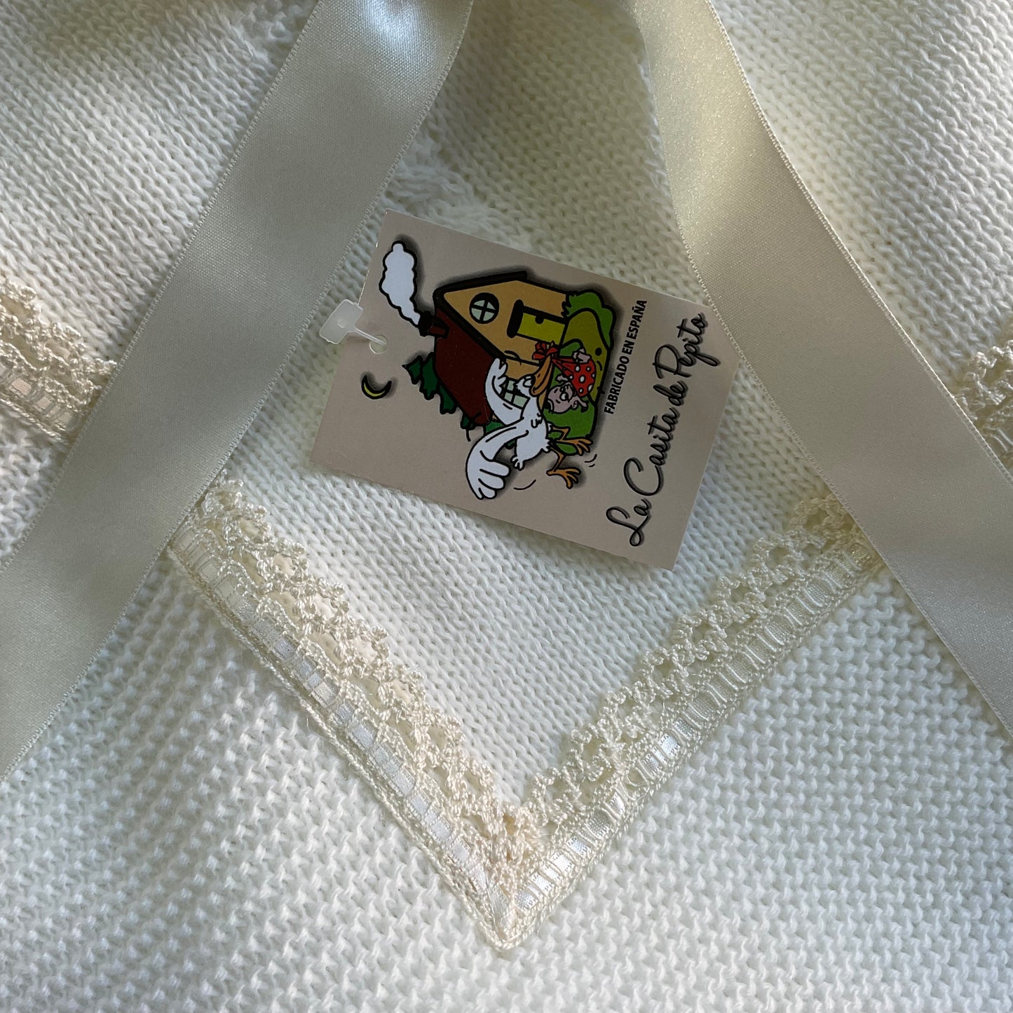 Toquilla lana bebé con puntilla y pasacintas - Detalle 4 - Moda Infantil Chicle