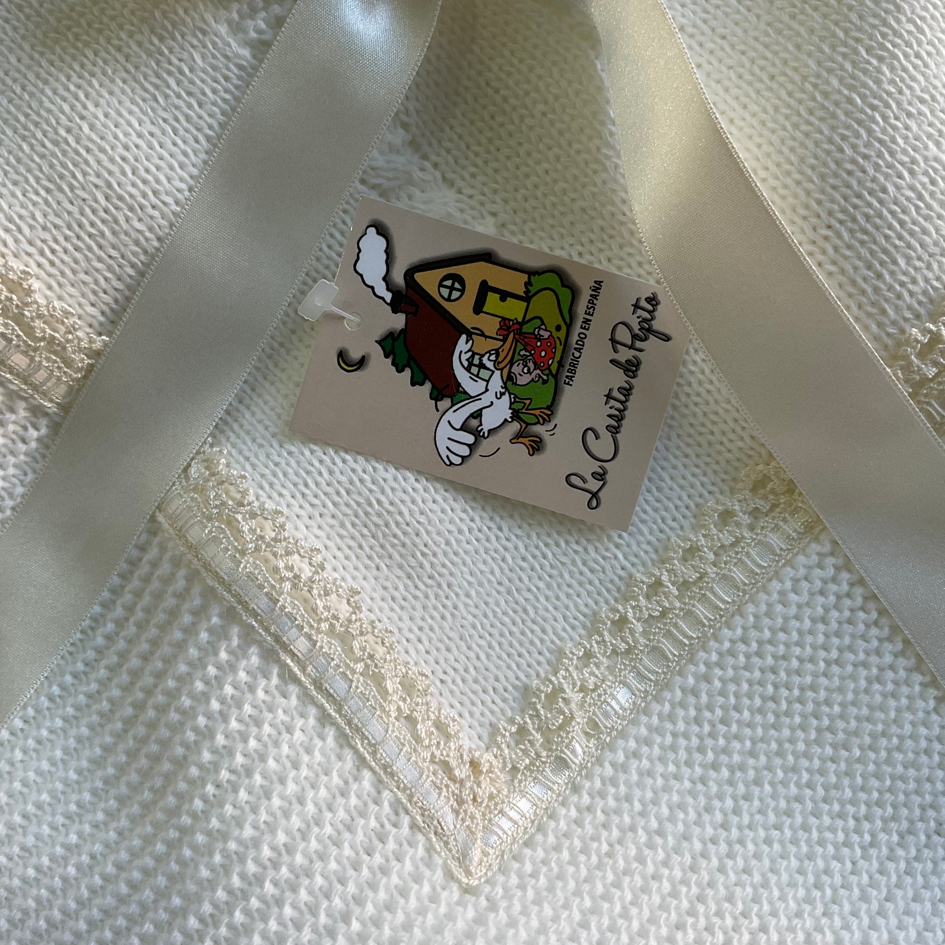 Toquilla lana bebé con puntilla y pasacintas - Detalle 4 - Moda Infantil Chicle