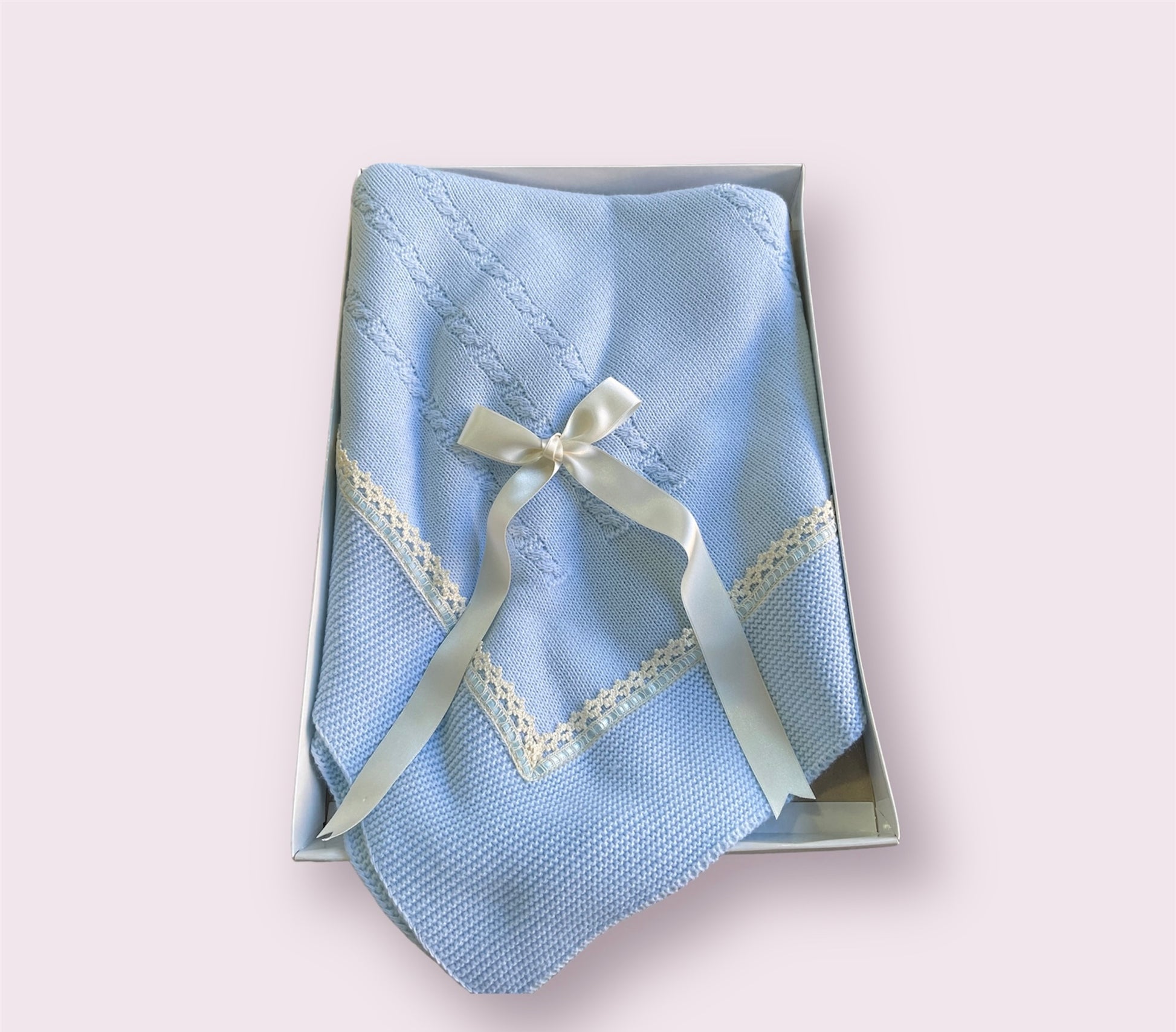 Toquilla lana bebé con puntilla y pasacintas - Detalle 5 - Moda Infantil Chicle