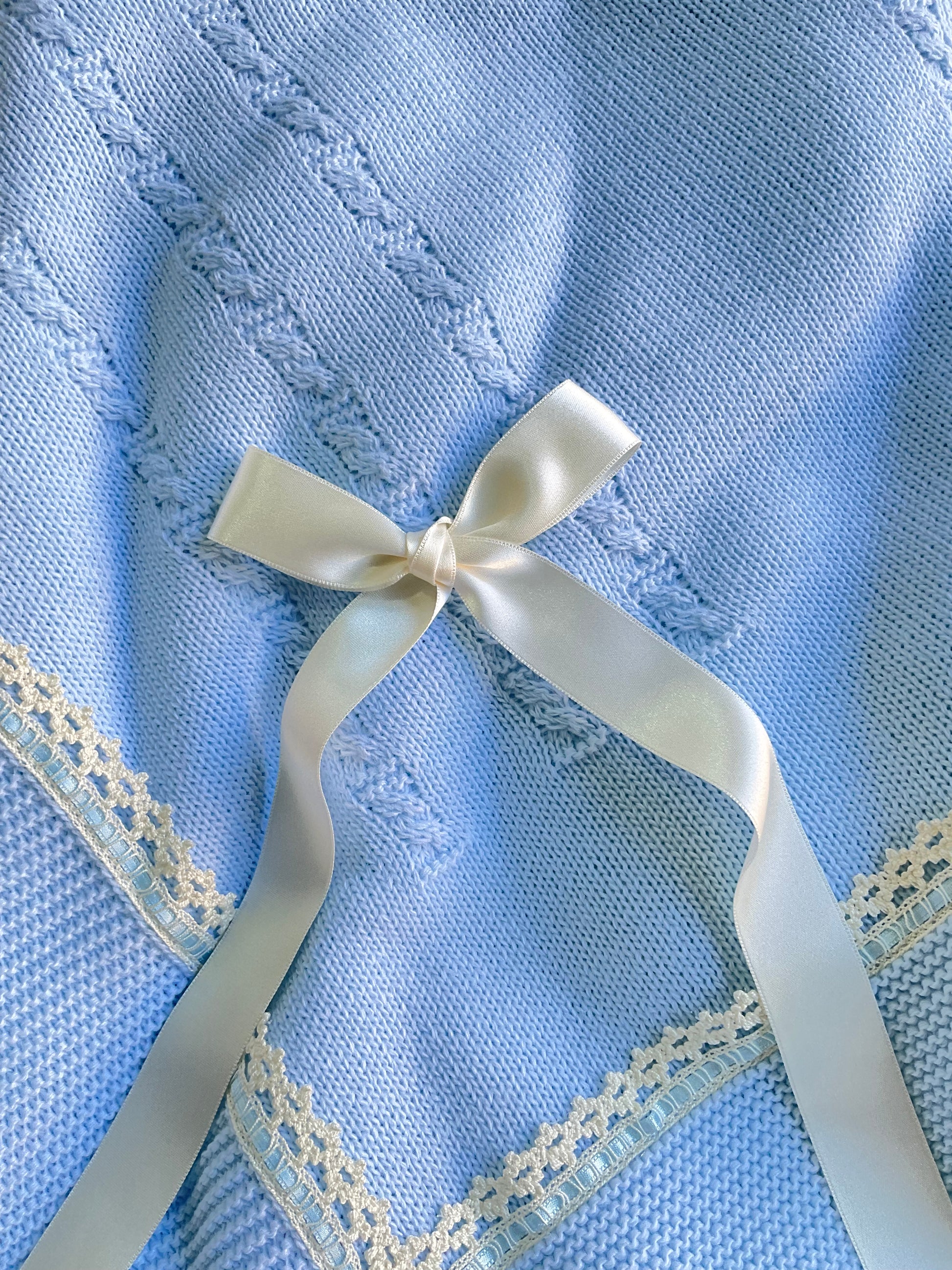 Toquilla lana bebé con puntilla y pasacintas - Detalle 6 - Moda Infantil Chicle