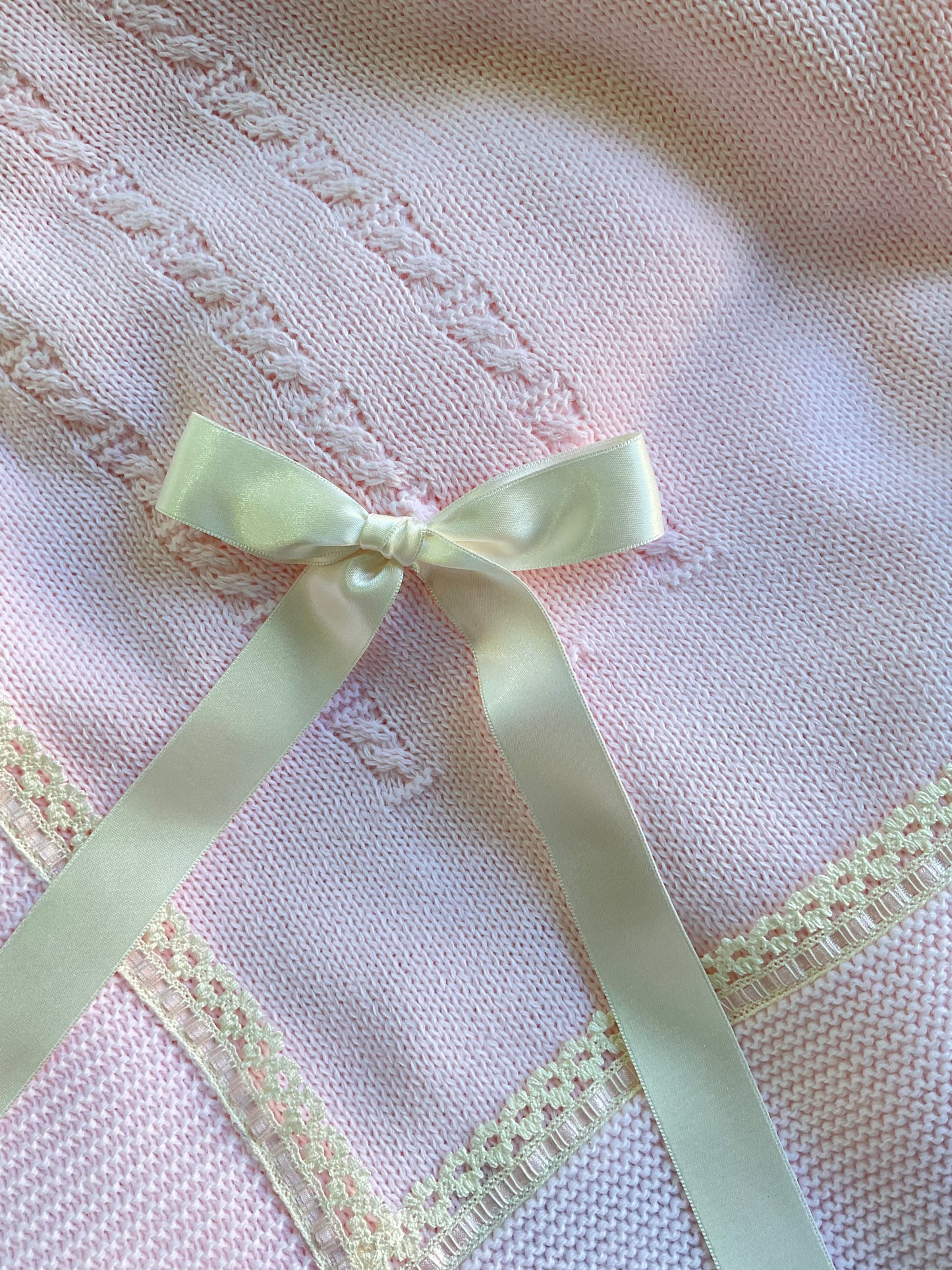 Toquilla lana bebé con puntilla y pasacintas - Detalle 8 - Moda Infantil Chicle