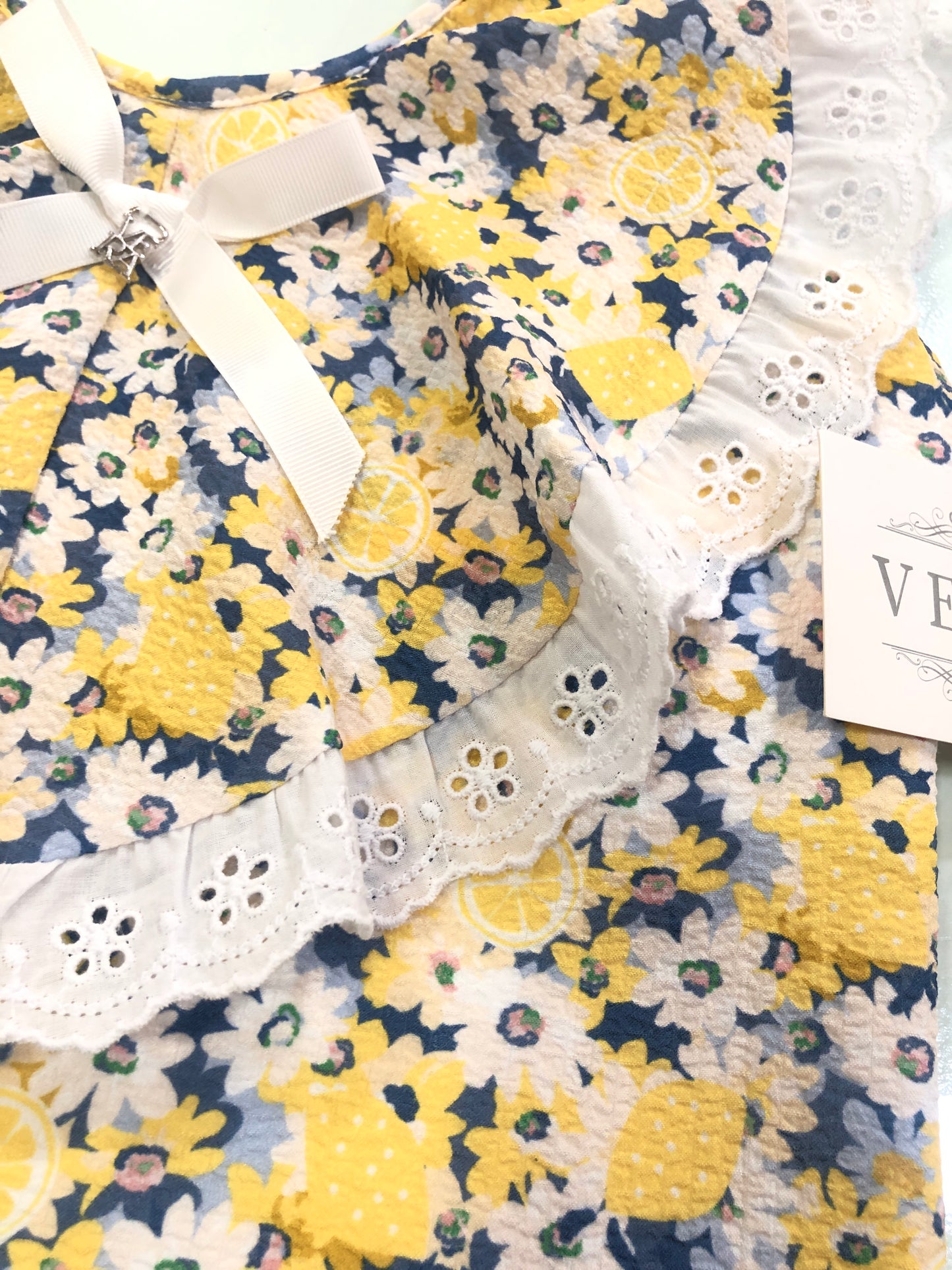 Vestido amarillo de Vera Nekenia - Detalle 2 - Moda Infantil Chicle