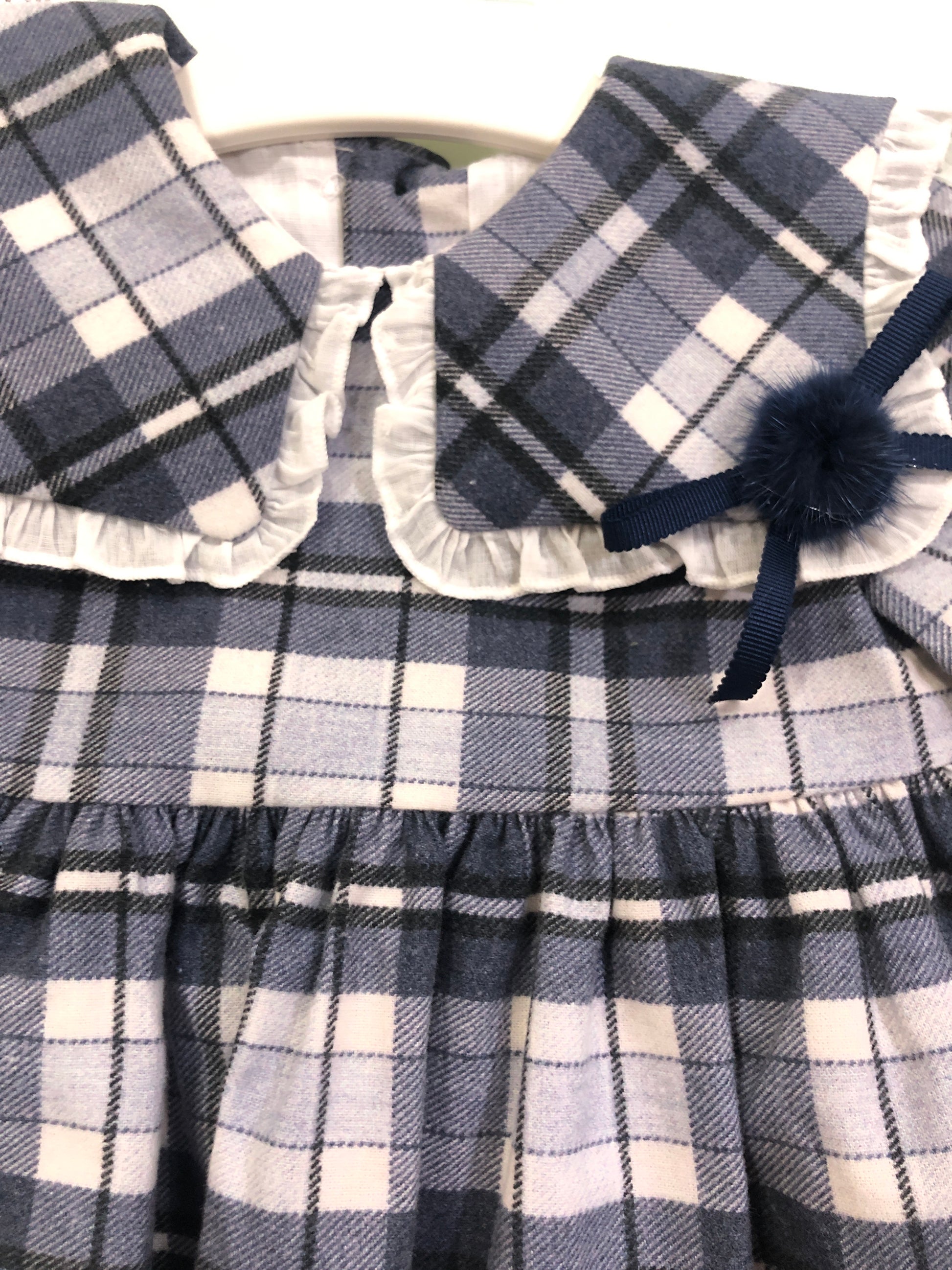 Vestido bebé de cuadros en azules - Cuka invierno 2024 - Detalle 1 - Moda Infantil Chicle
