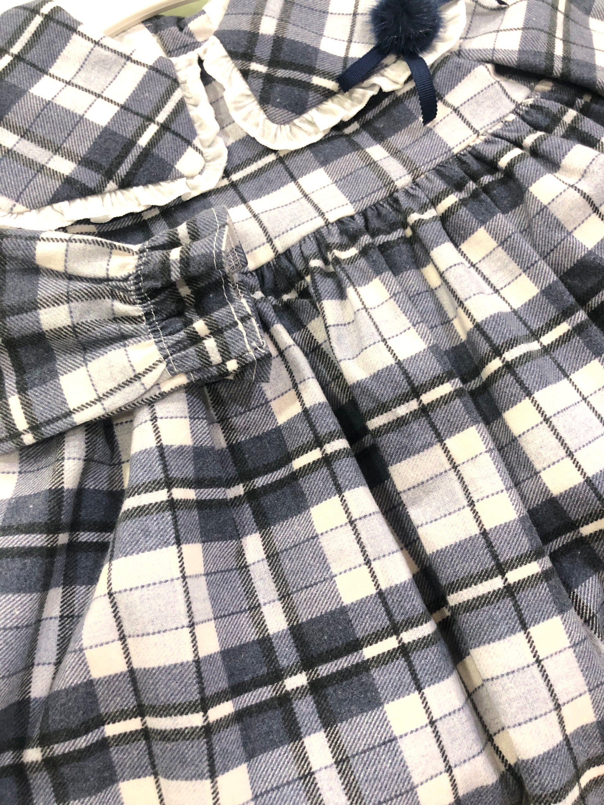 Vestido bebé de cuadros en azules - Cuka invierno 2024 - Detalle 2 - Moda Infantil Chicle