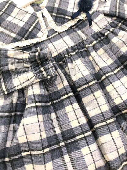 Vestido bebé de cuadros en azules - Cuka invierno 2024 - Detalle 2 - Moda Infantil Chicle