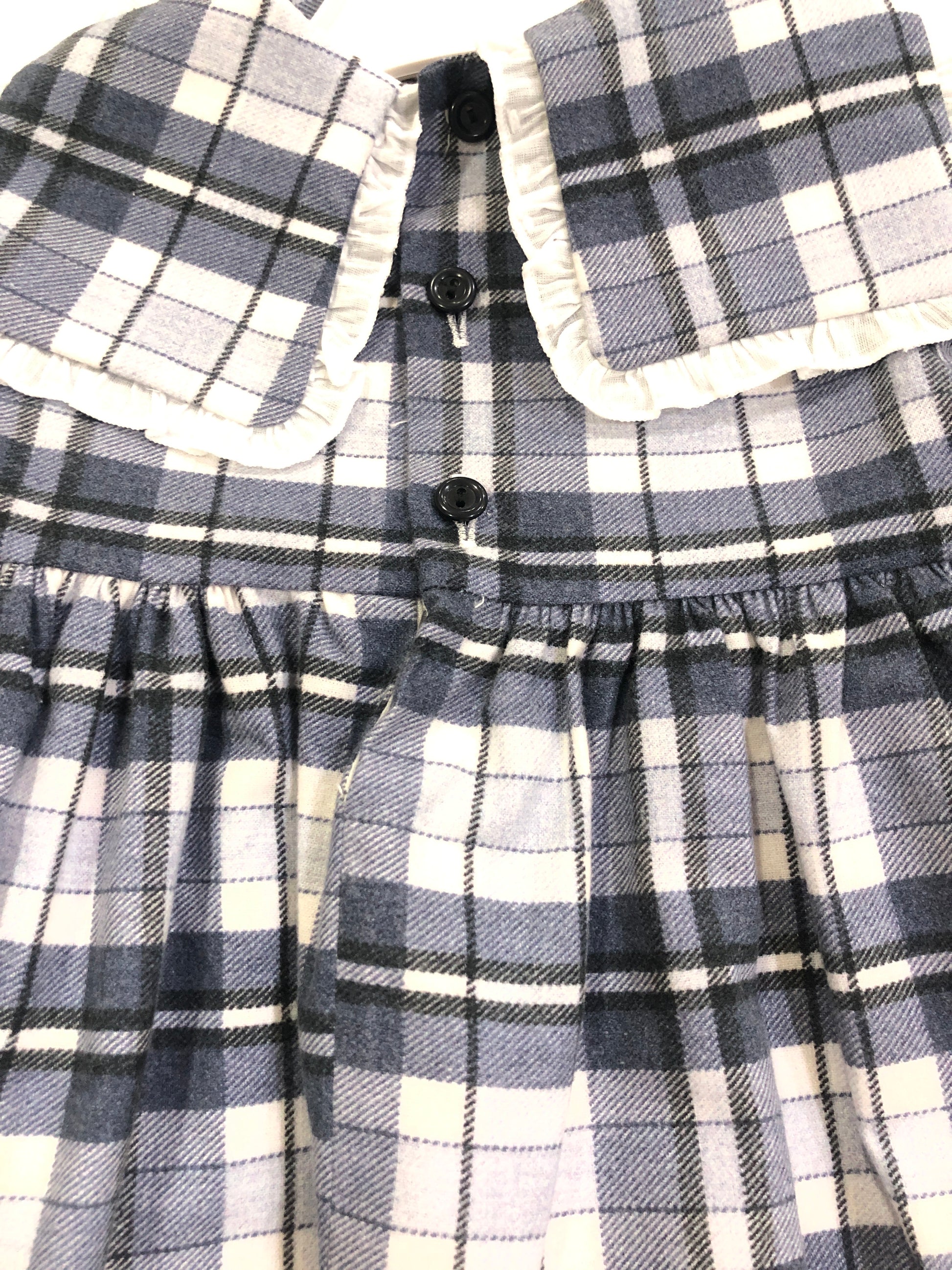Vestido bebé de cuadros en azules - Cuka invierno 2024 - Detalle 3 - Moda Infantil Chicle
