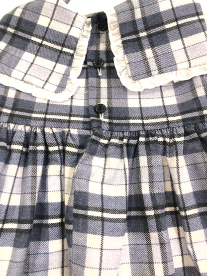 Vestido bebé de cuadros en azules - Cuka invierno 2024 - Detalle 3 - Moda Infantil Chicle