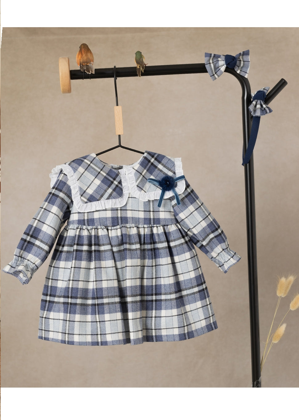 Vestido bebé de cuadros en azules - Cuka invierno 2024 - Frontal - Moda Infantil Chicle