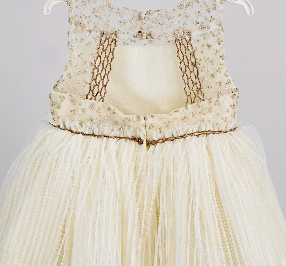 Vestido Ceremonia de ni�a plisado - Basmarti 2025 - Detalle 4 - Moda Infantil Chicle