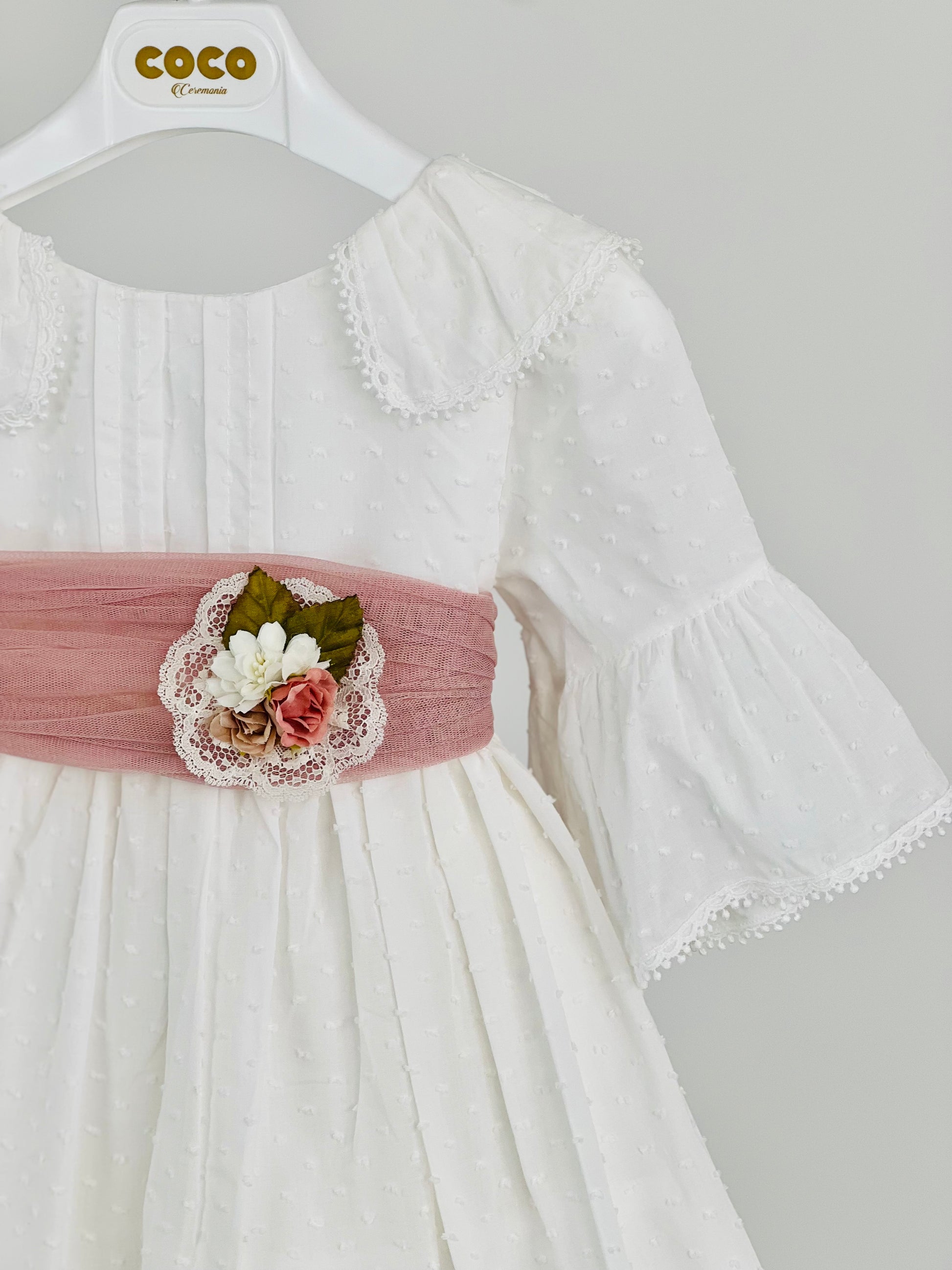 Vestido Ceremonia de niña en plumeti, con lazada rosa empolvado - Coco Acqua 2025 - Detalle 1 - Moda Infantil Chicle