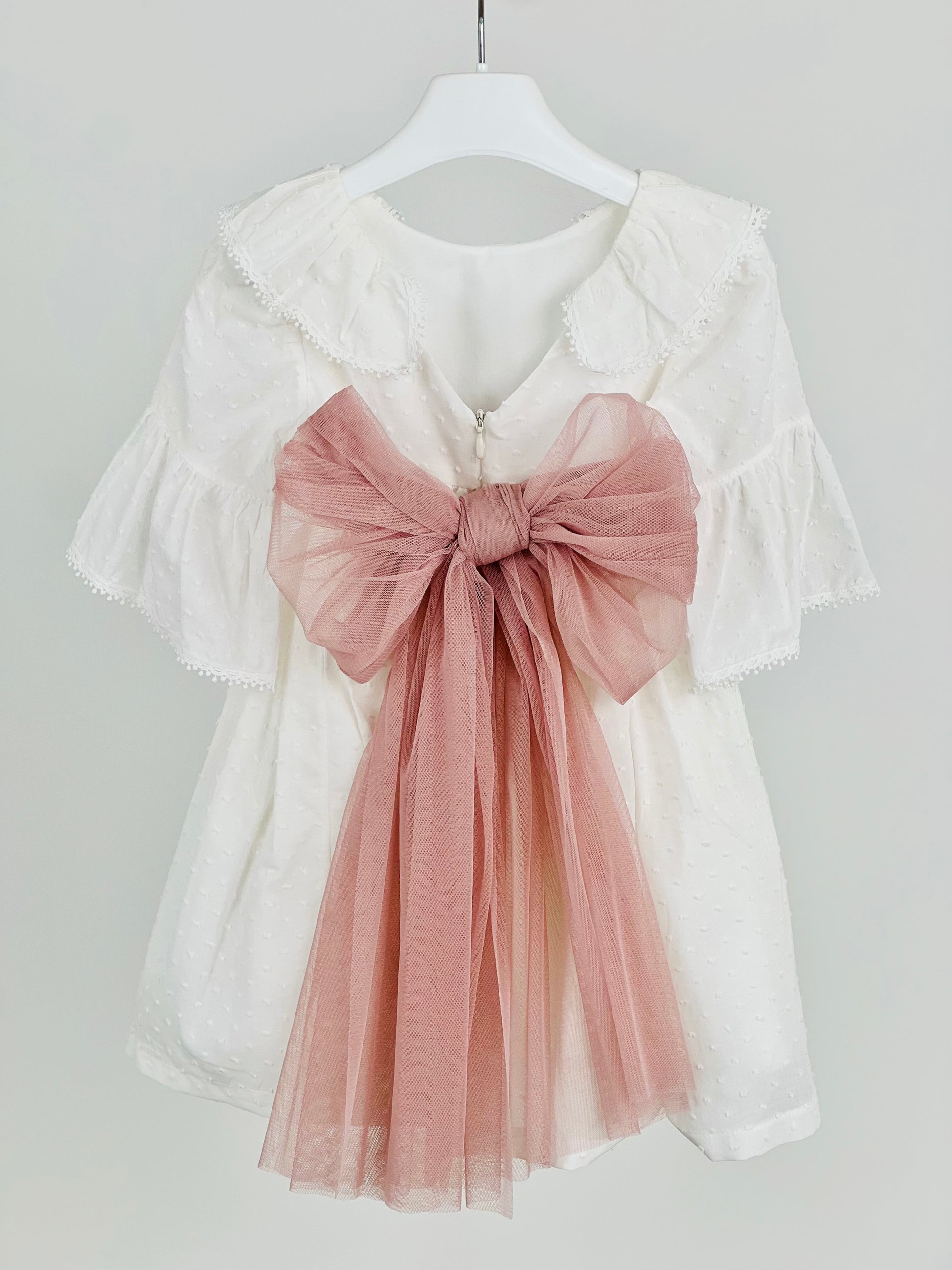 Vestido Ceremonia de niña en plumeti, con lazada rosa empolvado - Coco Acqua 2025 - Detalle 2 - Moda Infantil Chicle