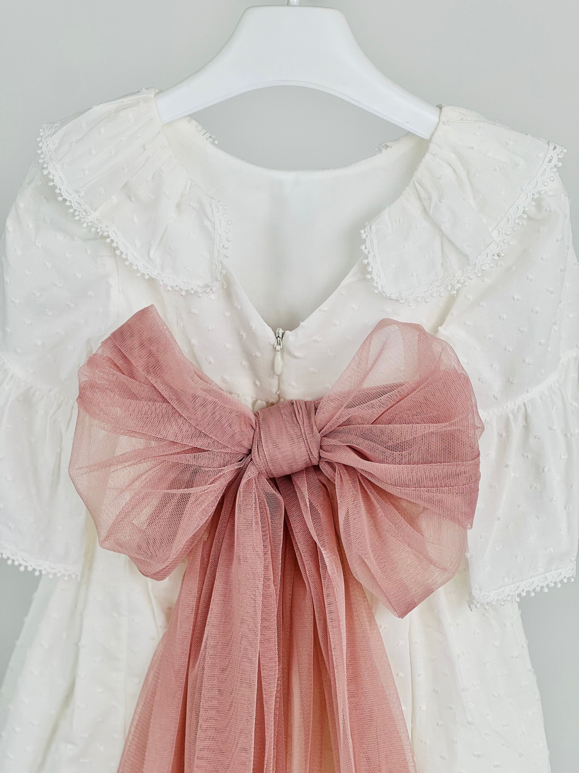 Vestido Ceremonia de niña en plumeti, con lazada rosa empolvado - Coco Acqua 2025 - Detalle 3 - Moda Infantil Chicle