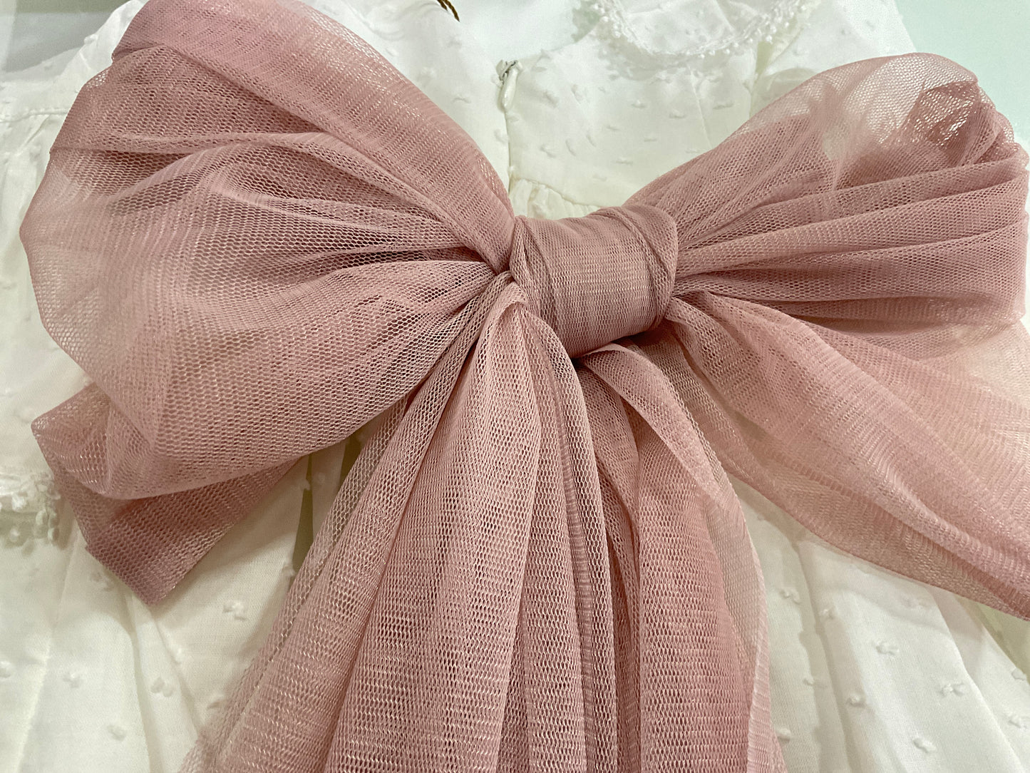 Vestido Ceremonia de niña en plumeti, con lazada rosa empolvado - Coco Acqua 2025 - Detalle 4 - Moda Infantil Chicle