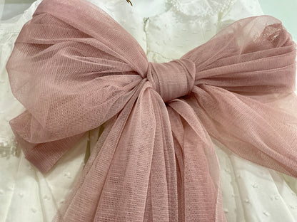 Vestido Ceremonia de niña en plumeti, con lazada rosa empolvado - Coco Acqua 2025 - Detalle 4 - Moda Infantil Chicle