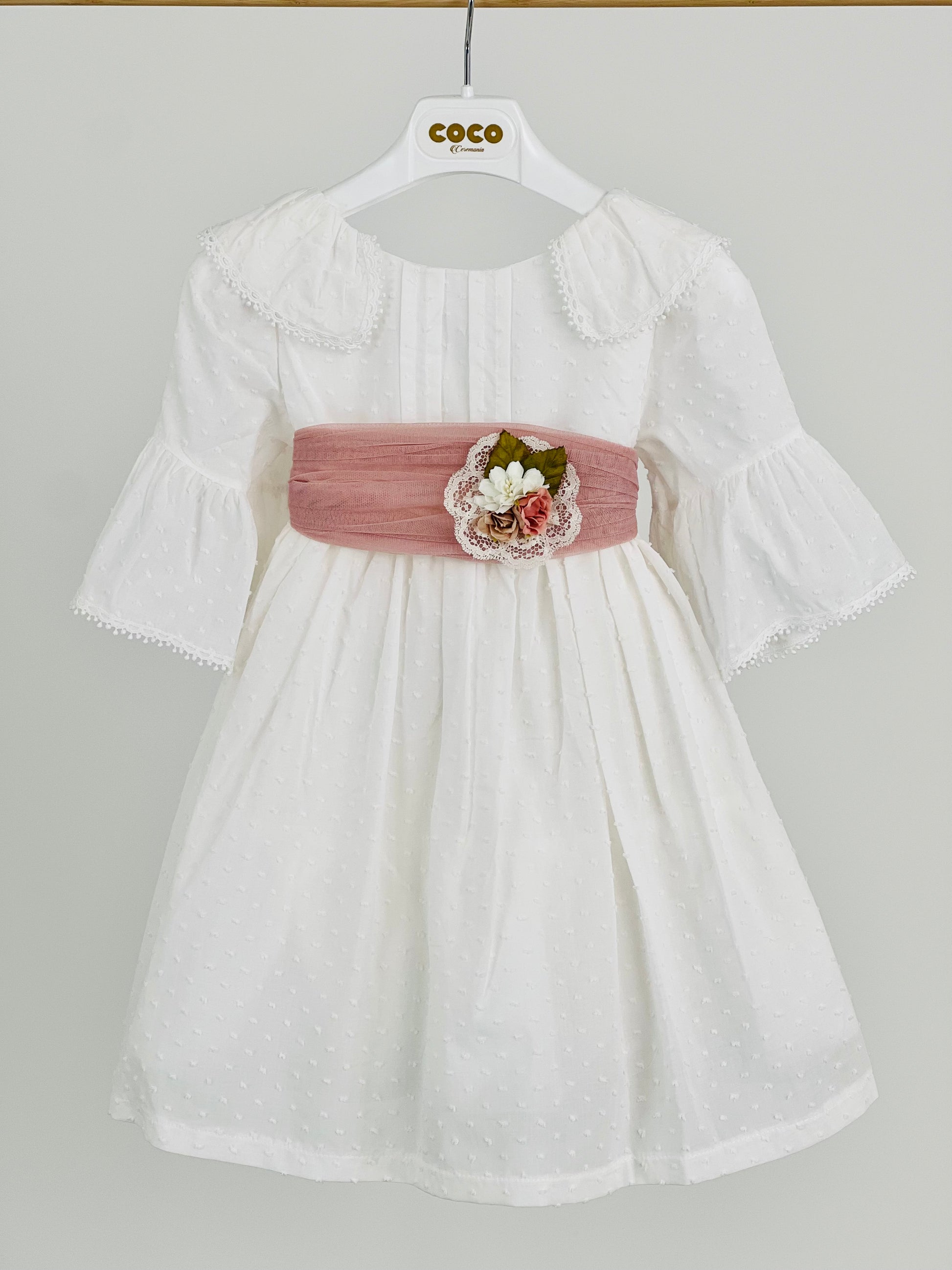 Vestido Ceremonia de niña en plumeti, con lazada rosa empolvado - Coco Acqua 2025 - Frontal - Moda Infantil Chicle