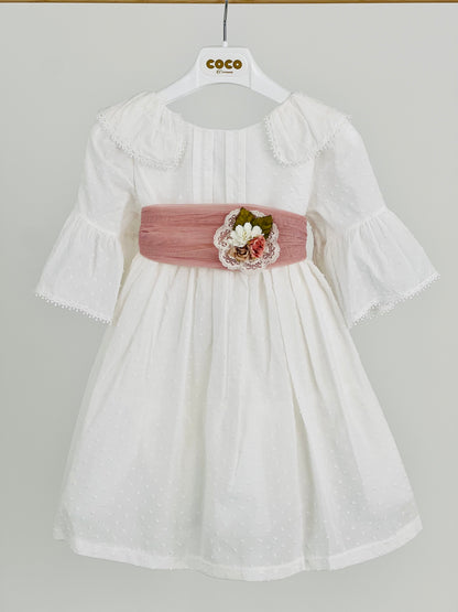 Vestido Ceremonia de niña en plumeti, con lazada rosa empolvado - Coco Acqua 2025 - Frontal - Moda Infantil Chicle