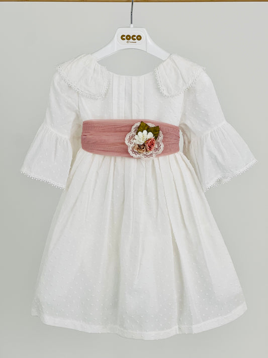 Vestido Ceremonia de niña en plumeti, con lazada rosa empolvado - Coco Acqua 2025 - Frontal - Moda Infantil Chicle