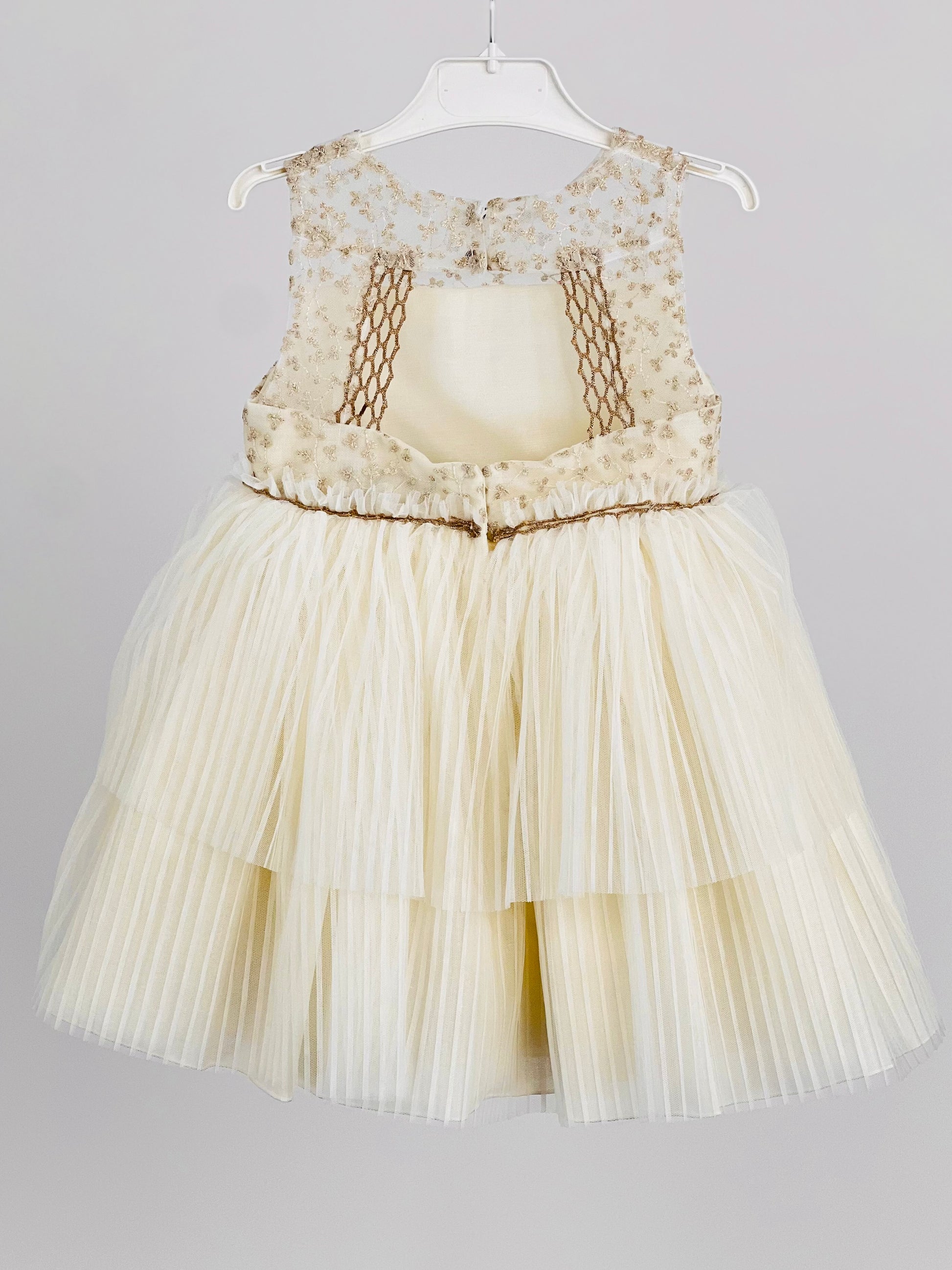 Vestido Ceremonia de niña plisado - Basmarti 2025 - Detalle 2 - Moda Infantil Chicle