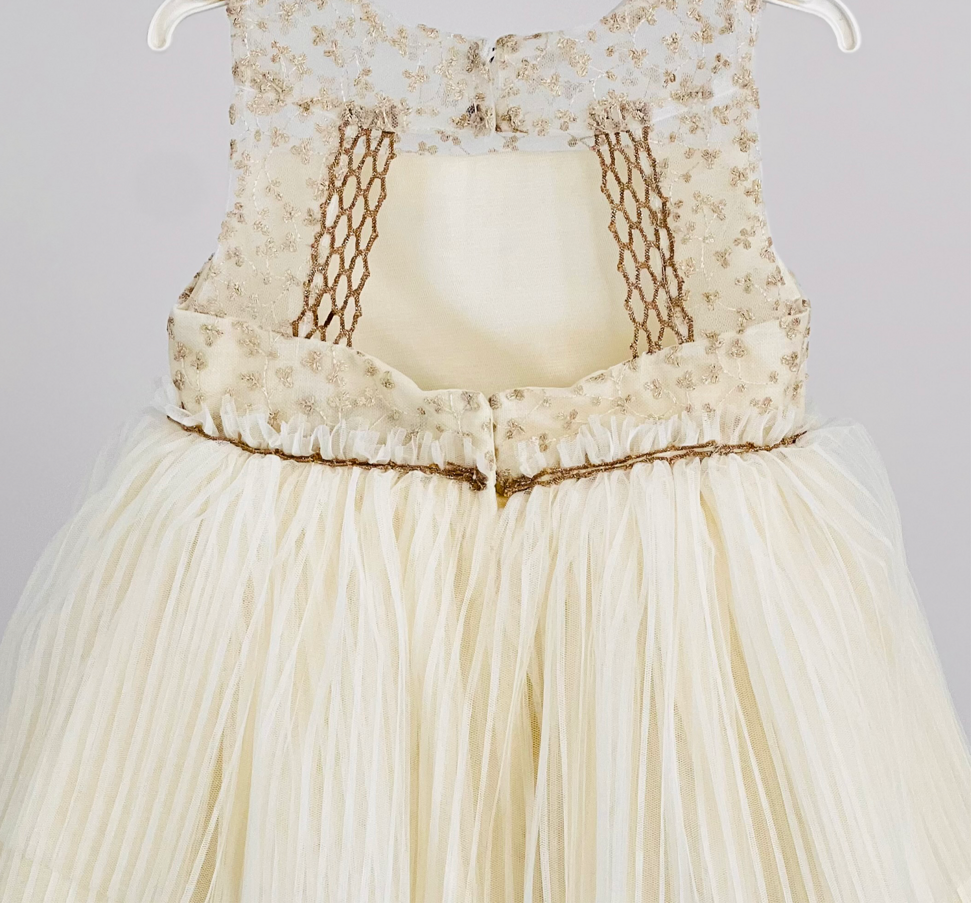 Vestido Ceremonia de niña plisado - Basmarti 2025 - Detalle 3 - Moda Infantil Chicle