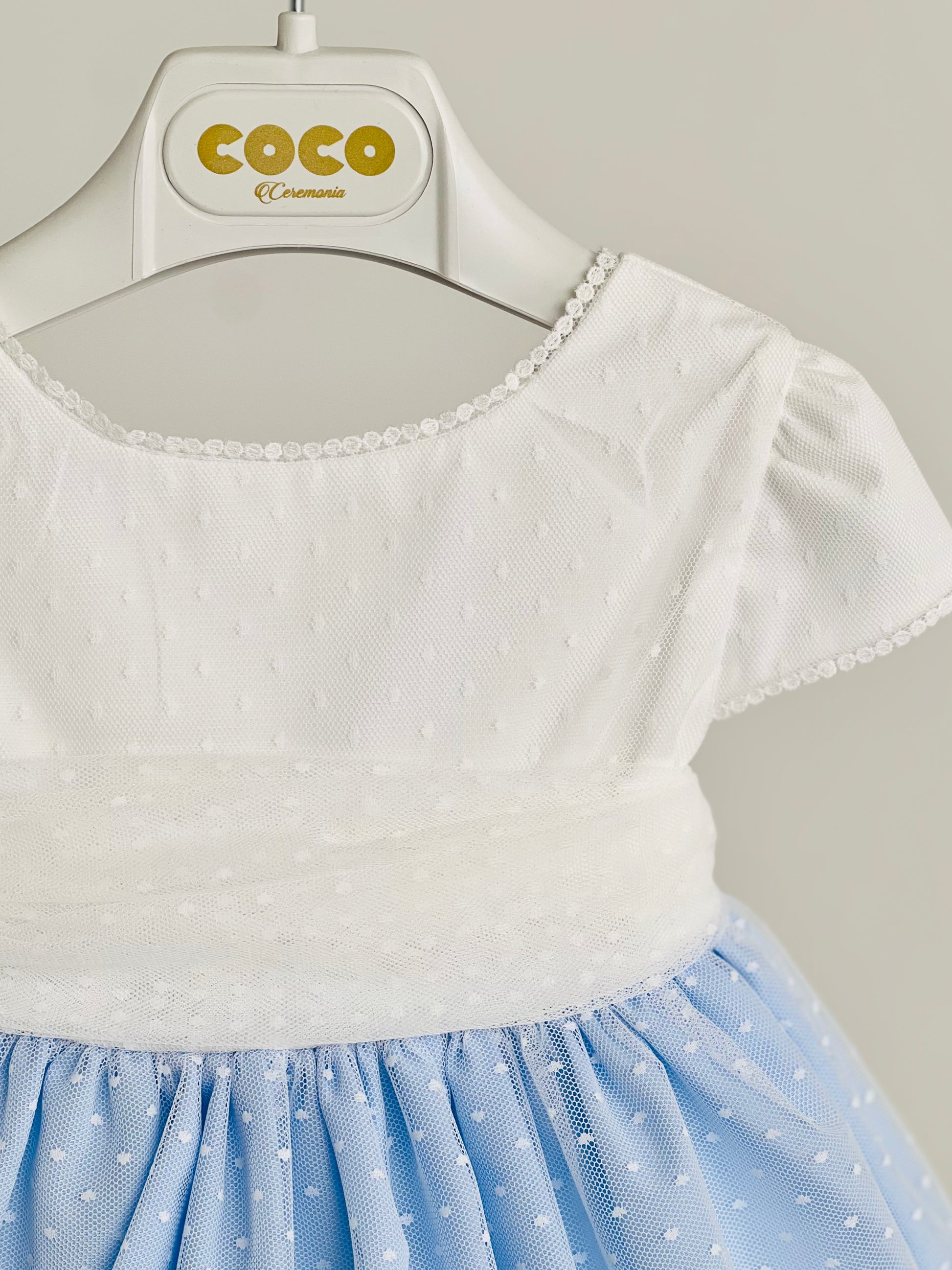 Vestido ceremonia de tul en celeste  - Coco Acqua 2025 - Detalle 2 - Moda Infantil Chicle