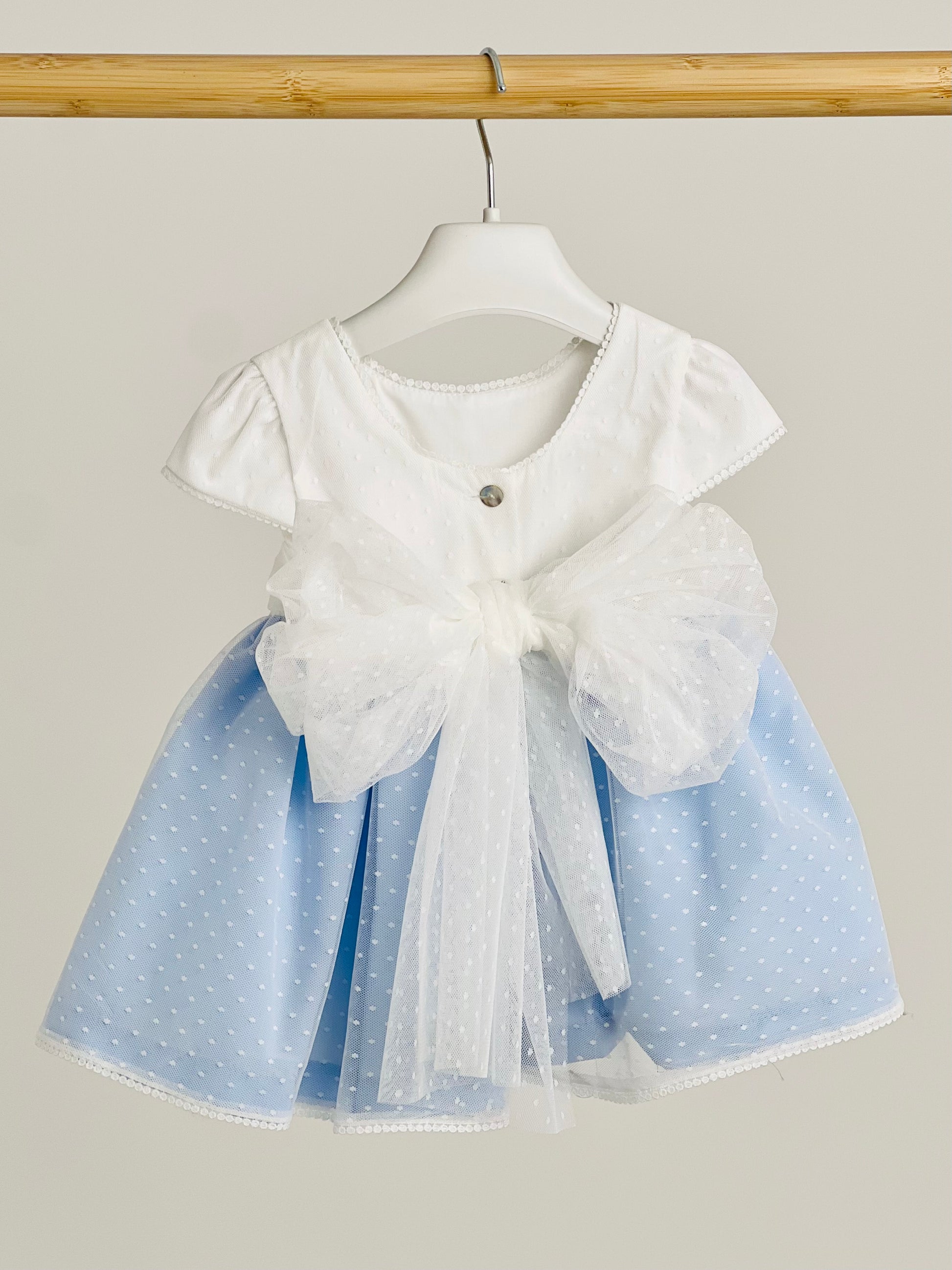 Vestido ceremonia de tul en celeste  - Coco Acqua 2025 - Detalle 4 - Moda Infantil Chicle