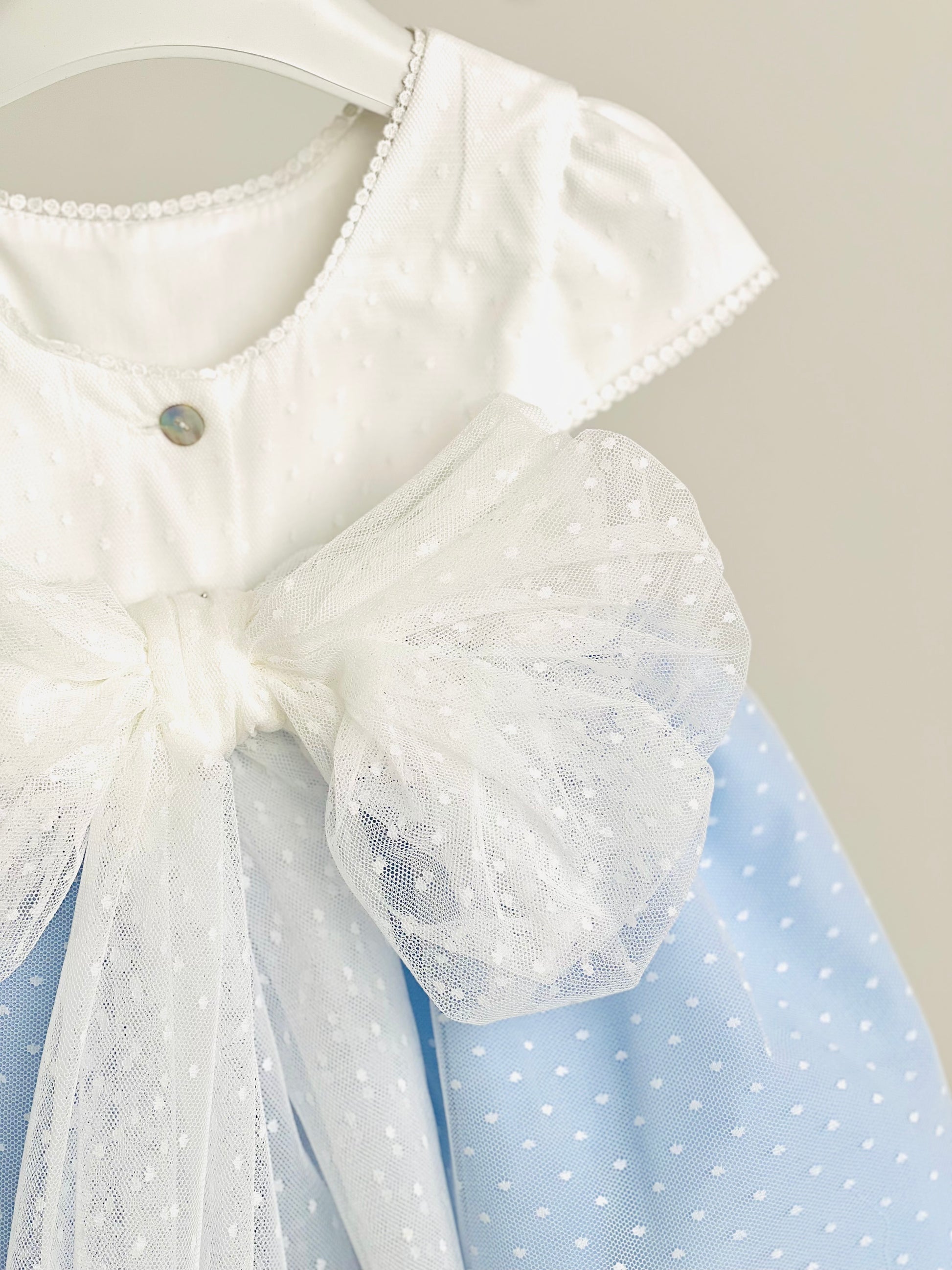 Vestido ceremonia de tul en celeste  - Coco Acqua 2025 - Detalle 5 - Moda Infantil Chicle