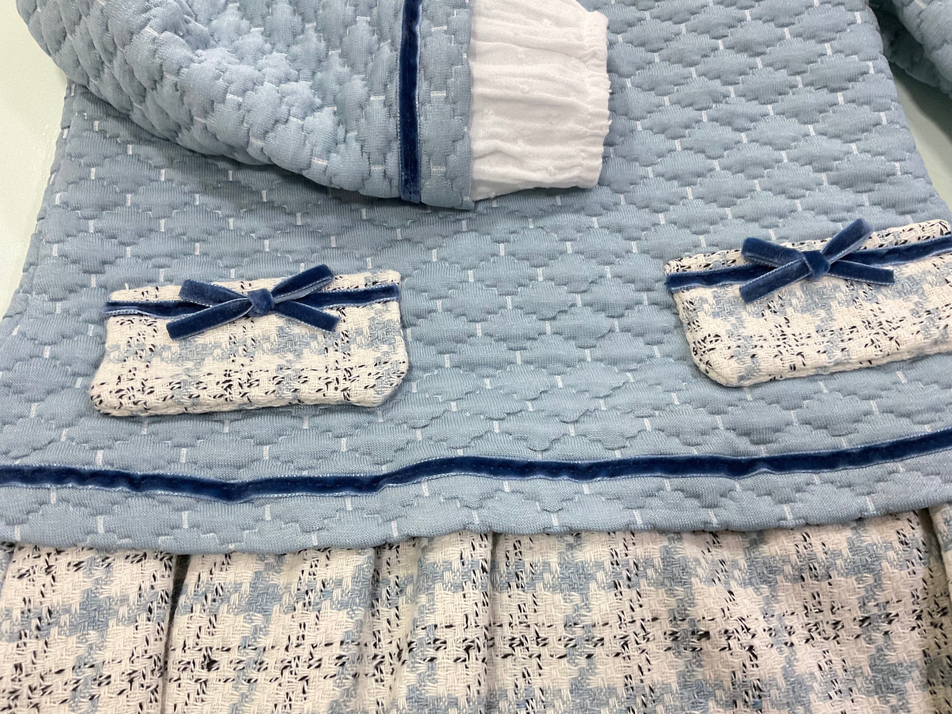 Vestido de niña azul con cuello de plumeti - Basmarti invierno 2024 - Detalle 2 - Moda Infantil Chicle